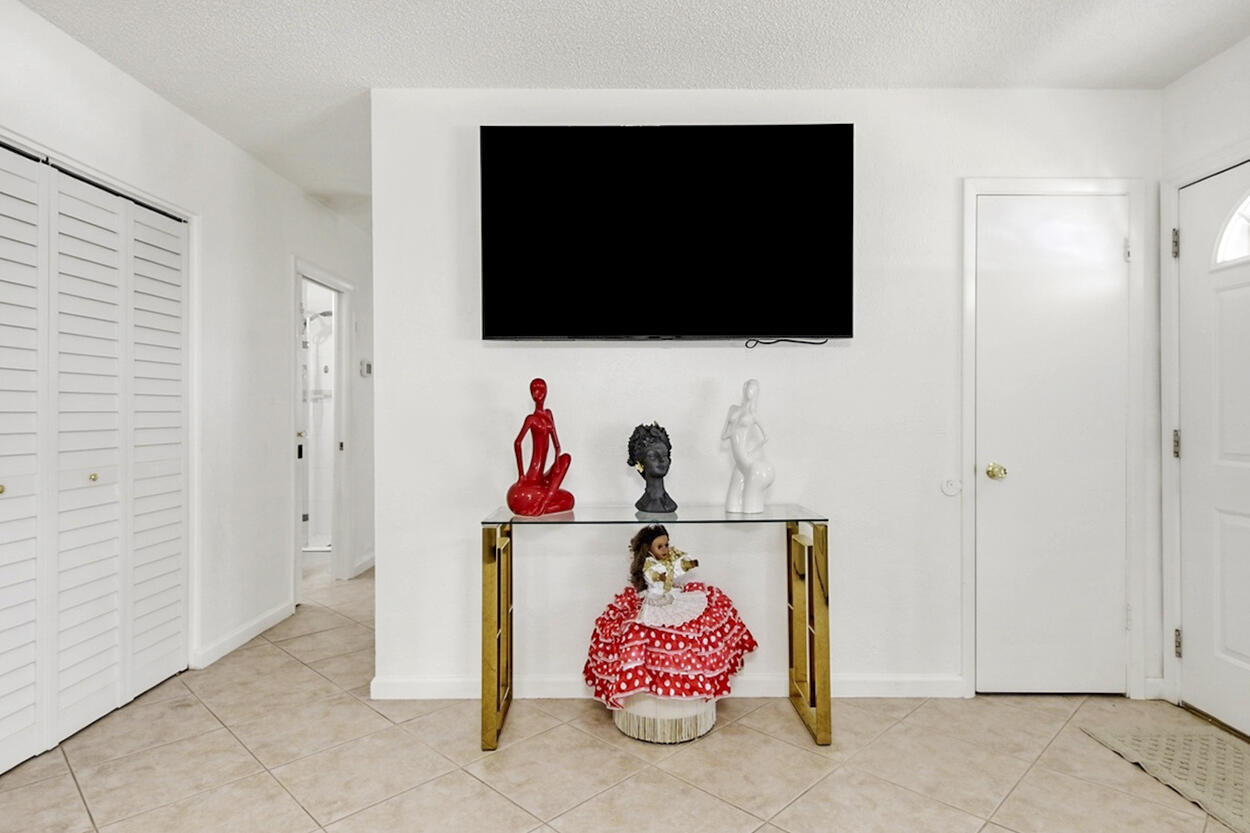 220 Davis, Palm Springs FL 33461
