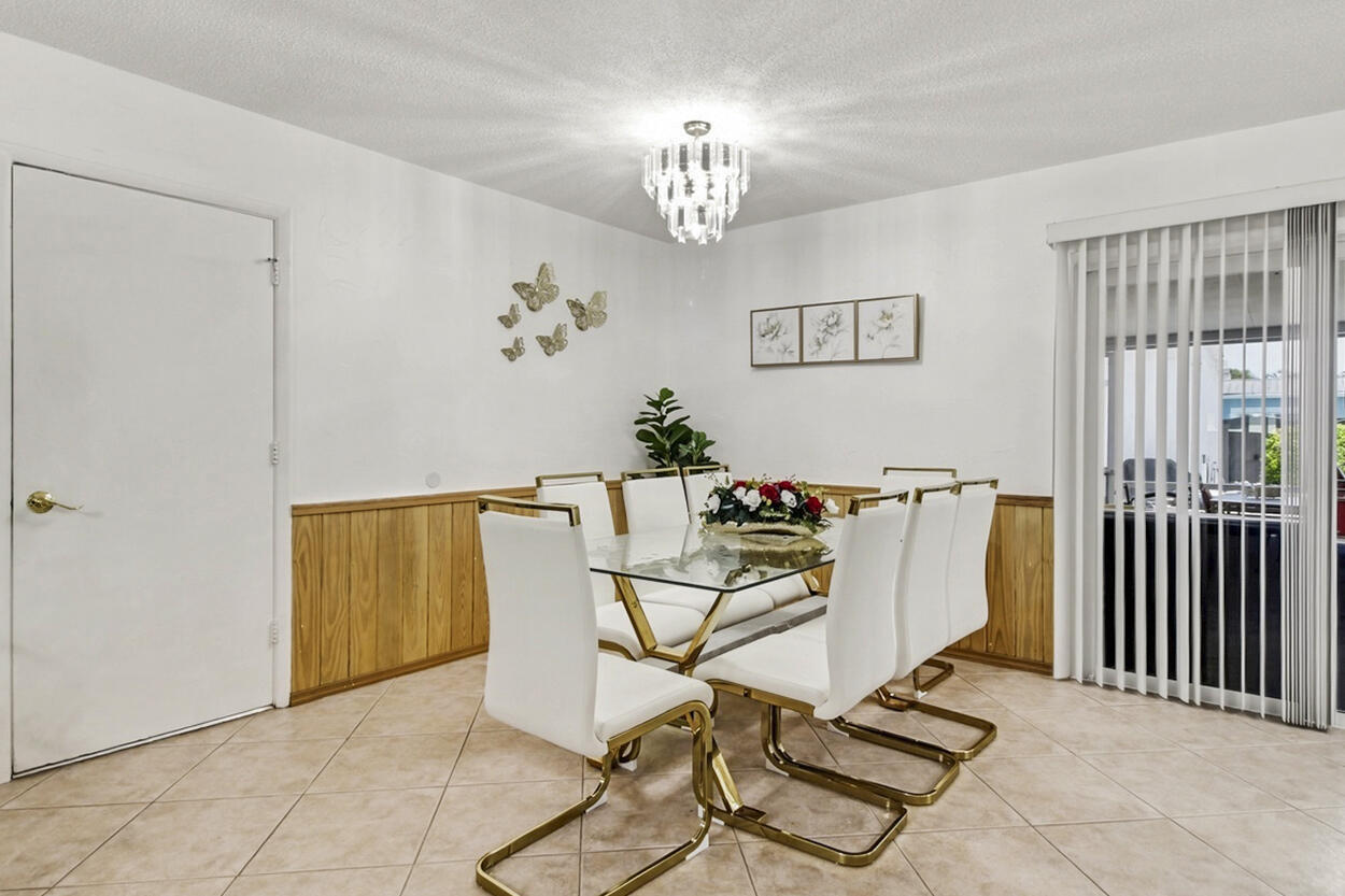 220 Davis, Palm Springs FL 33461
