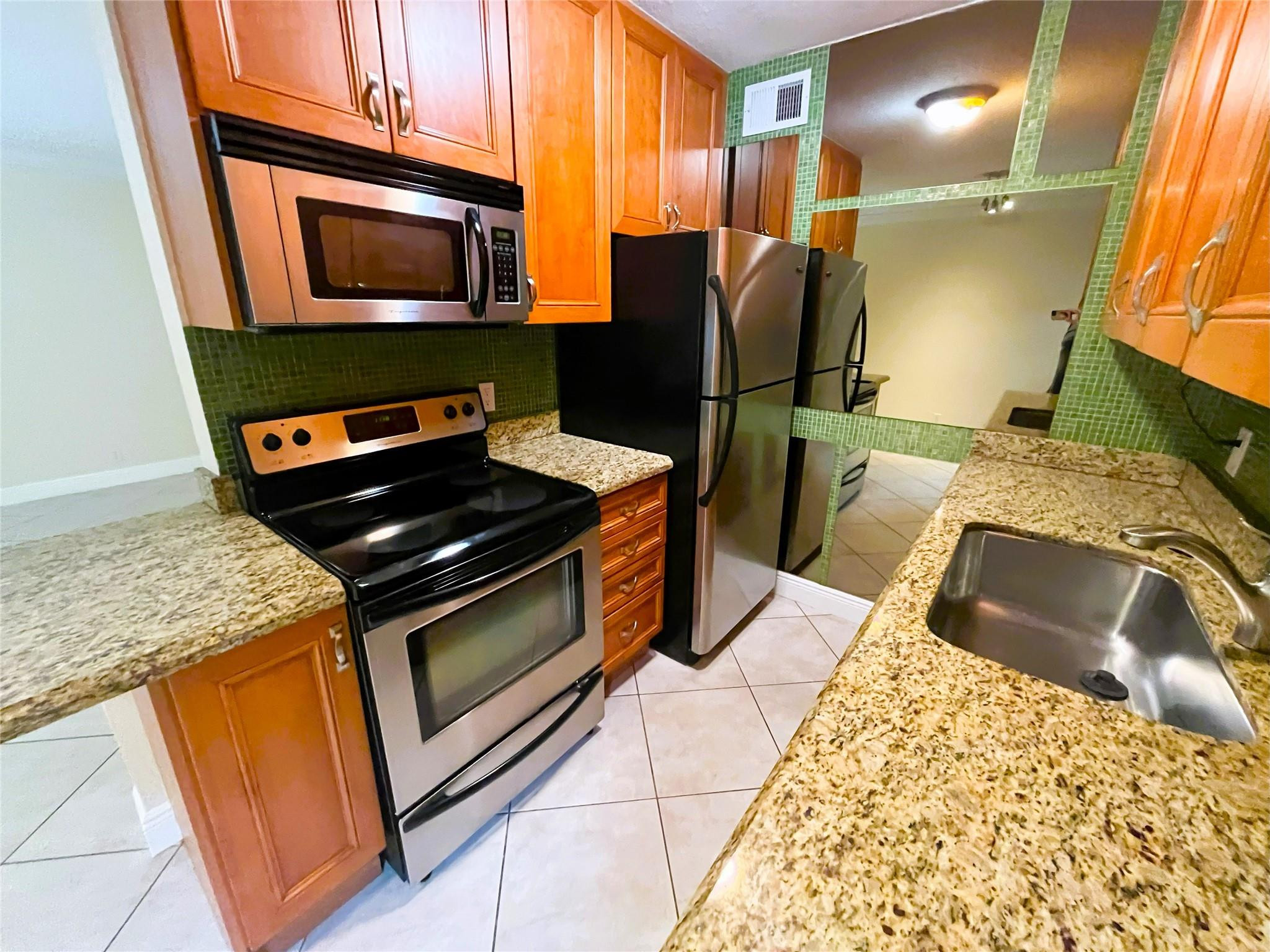 1460 NE 18th #104, Fort Lauderdale FL 33305