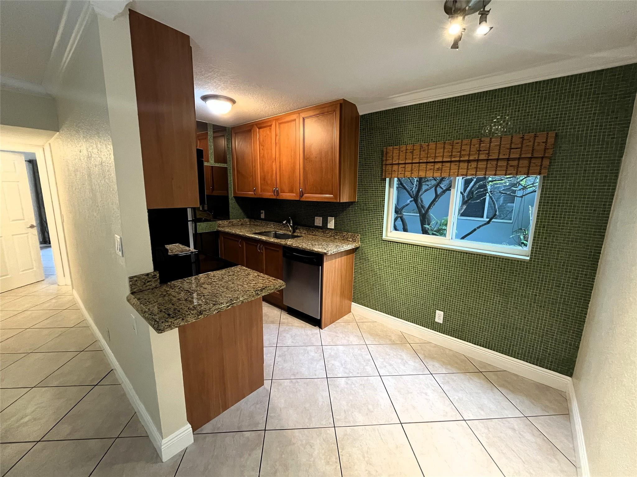 1460 NE 18th #104, Fort Lauderdale FL 33305