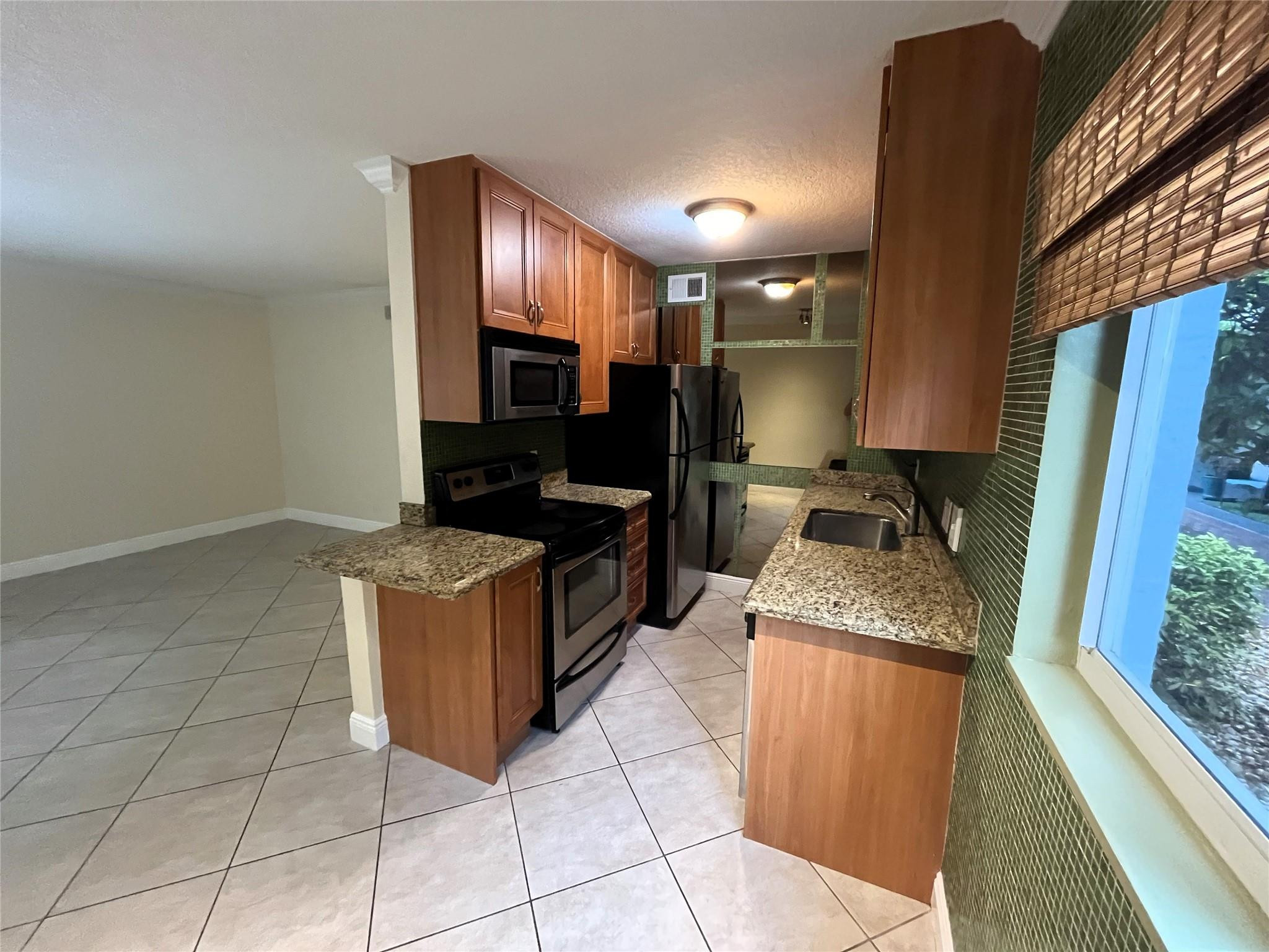 1460 NE 18th #104, Fort Lauderdale FL 33305