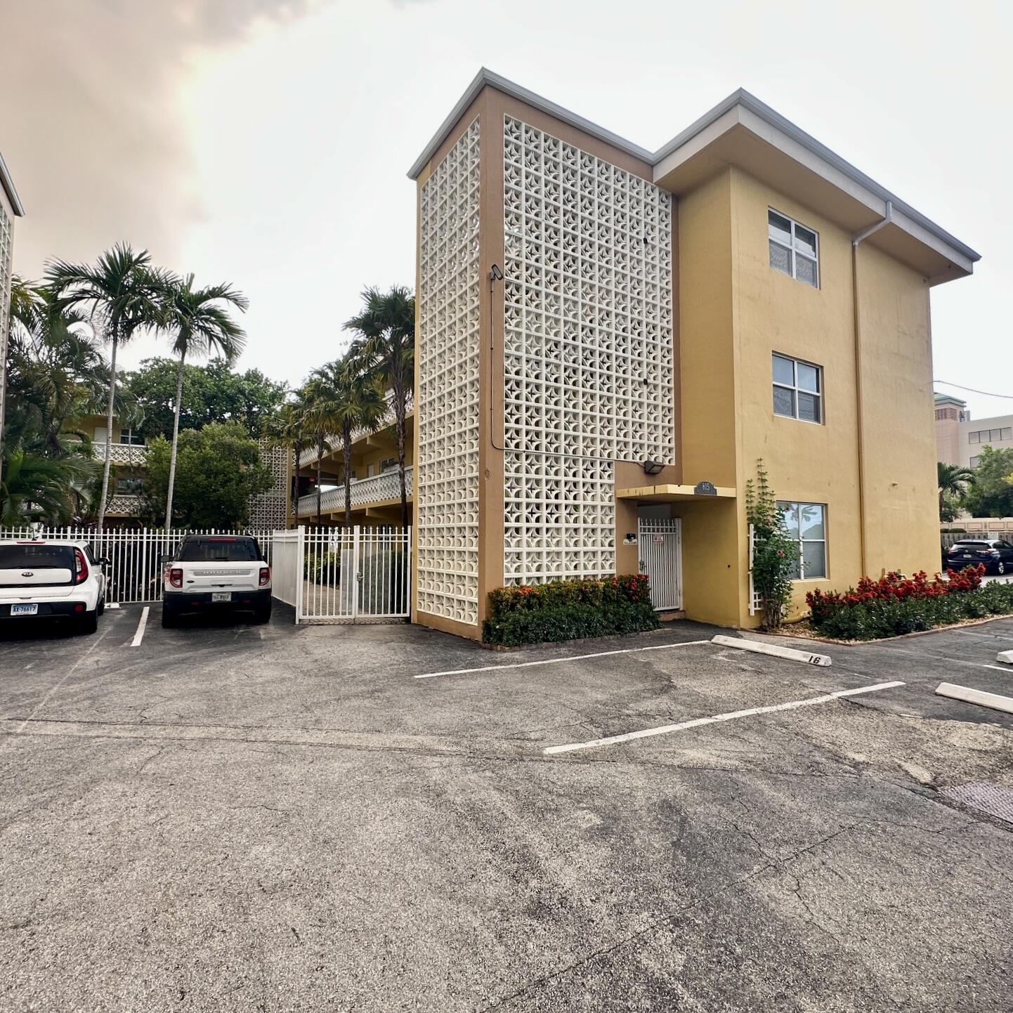 815 Middle River #110, Fort Lauderdale FL 33304