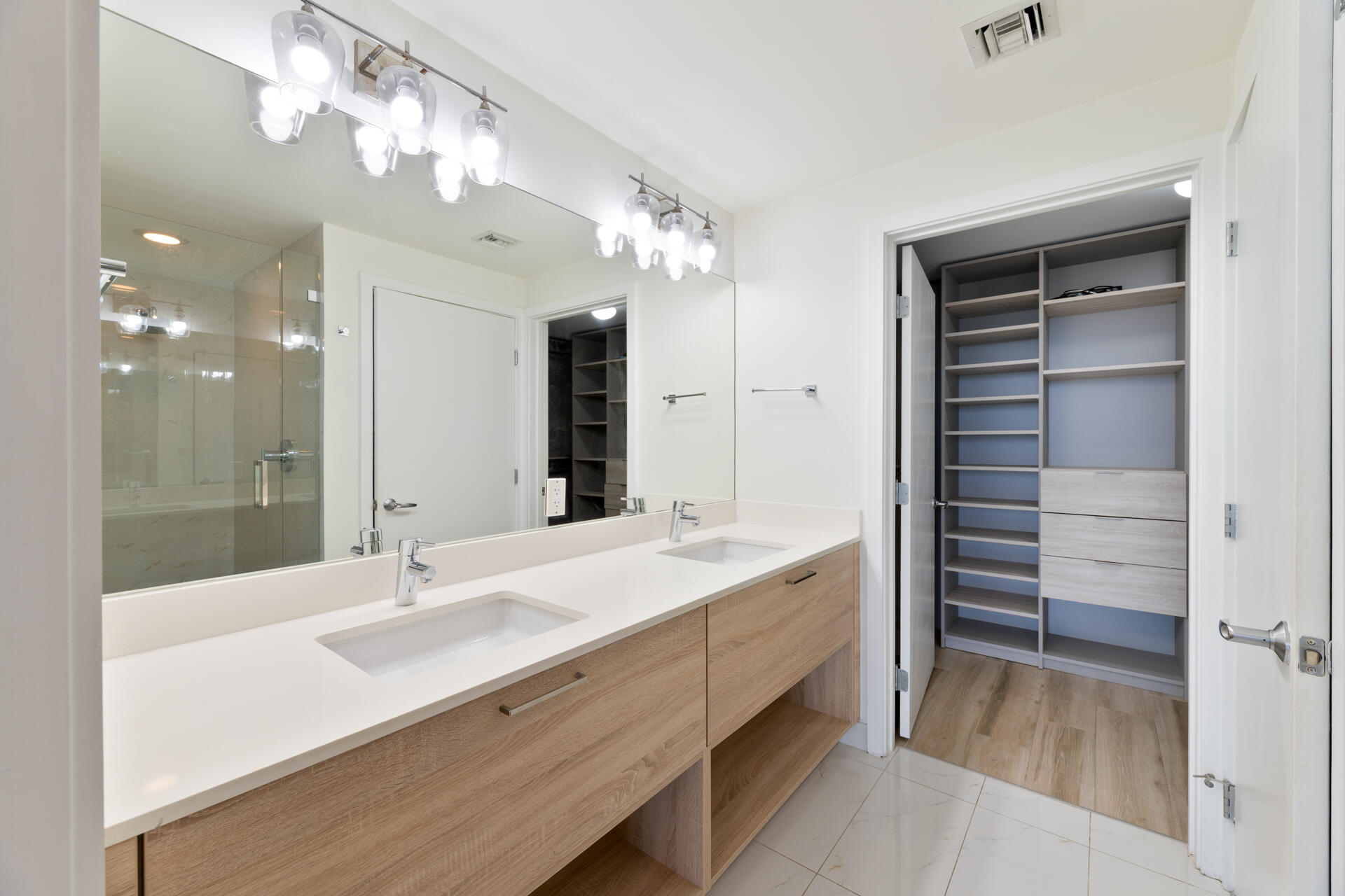 16385 Biscayne #2502, North Miami Beach FL 33160