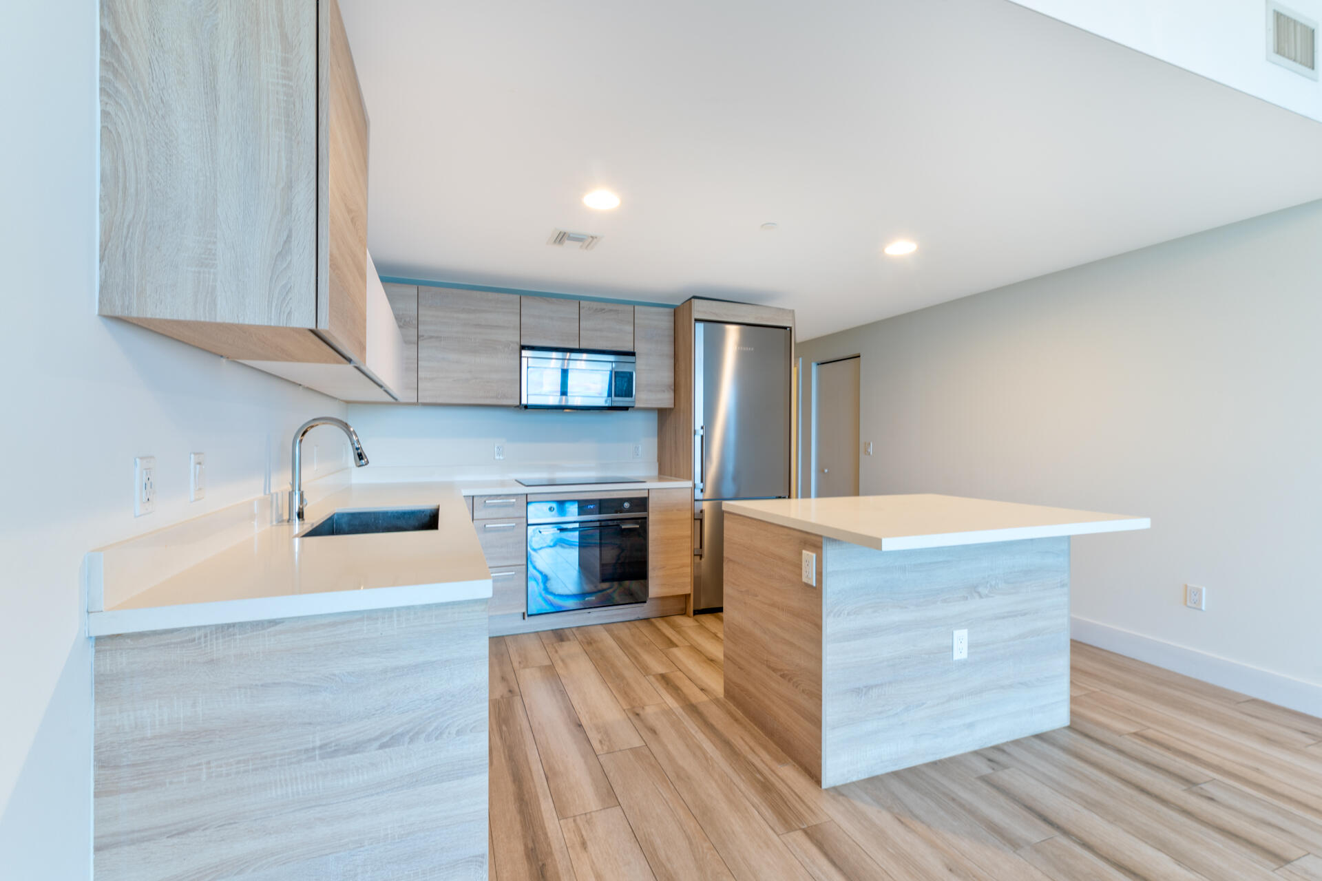 16385 Biscayne #2502, North Miami Beach FL 33160