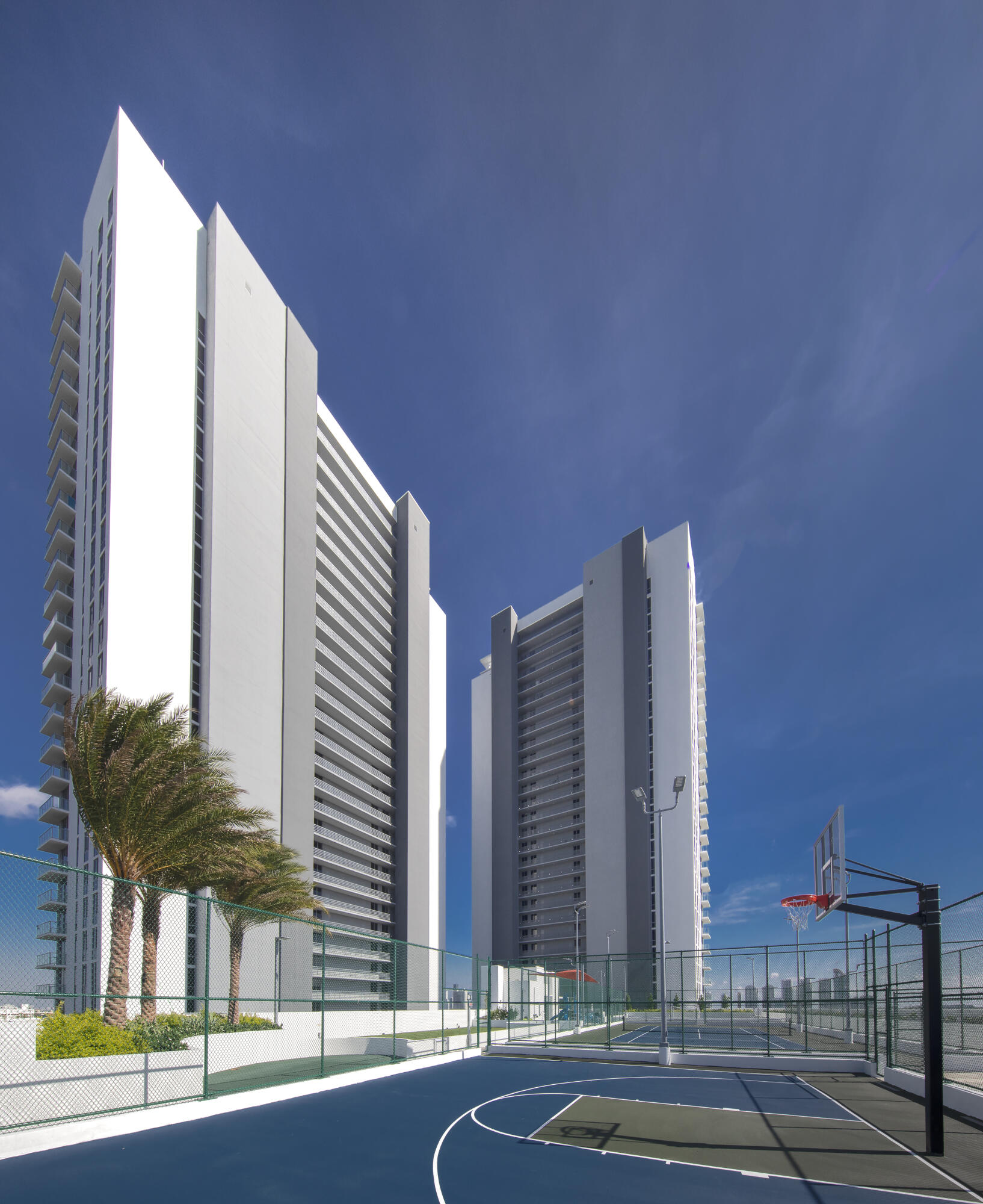 16385 Biscayne #2502, North Miami Beach FL 33160