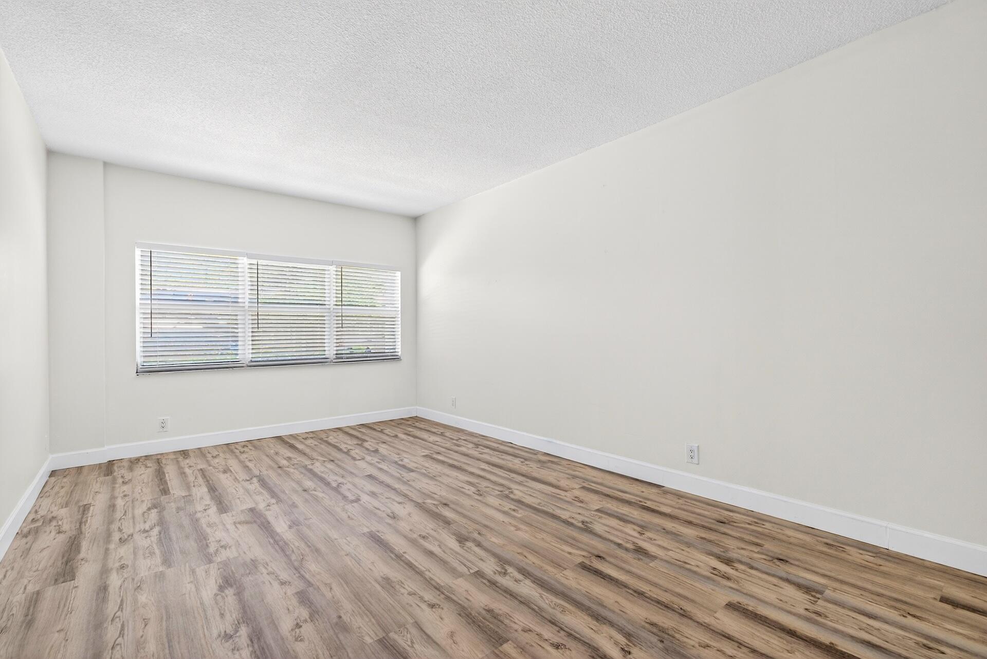 2555 NE 11th #104, Fort Lauderdale FL 33304