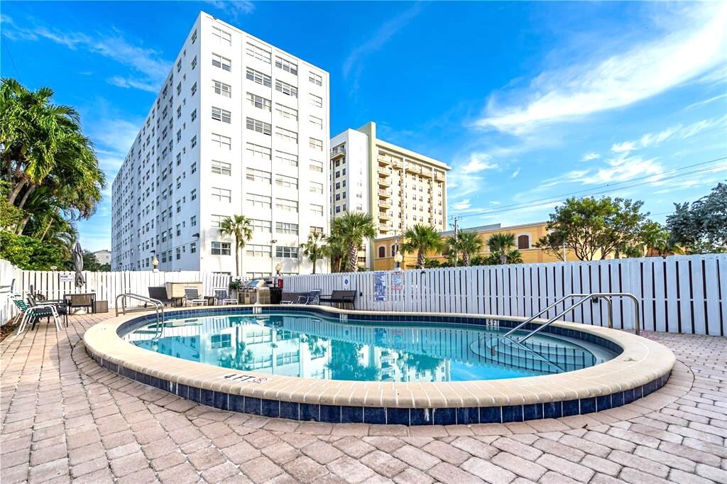 2555 NE 11th #104, Fort Lauderdale FL 33304