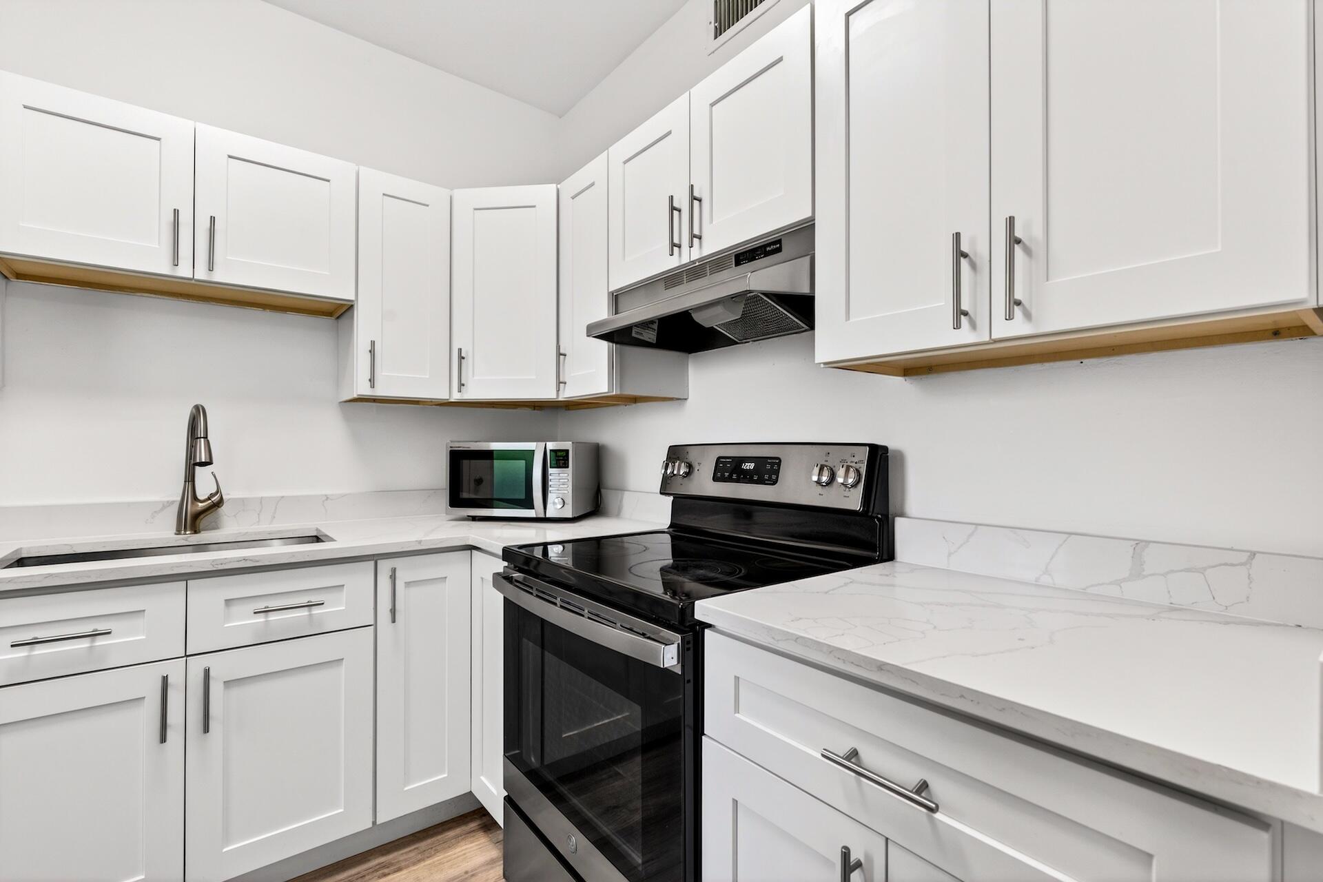 2555 NE 11th #104, Fort Lauderdale FL 33304
