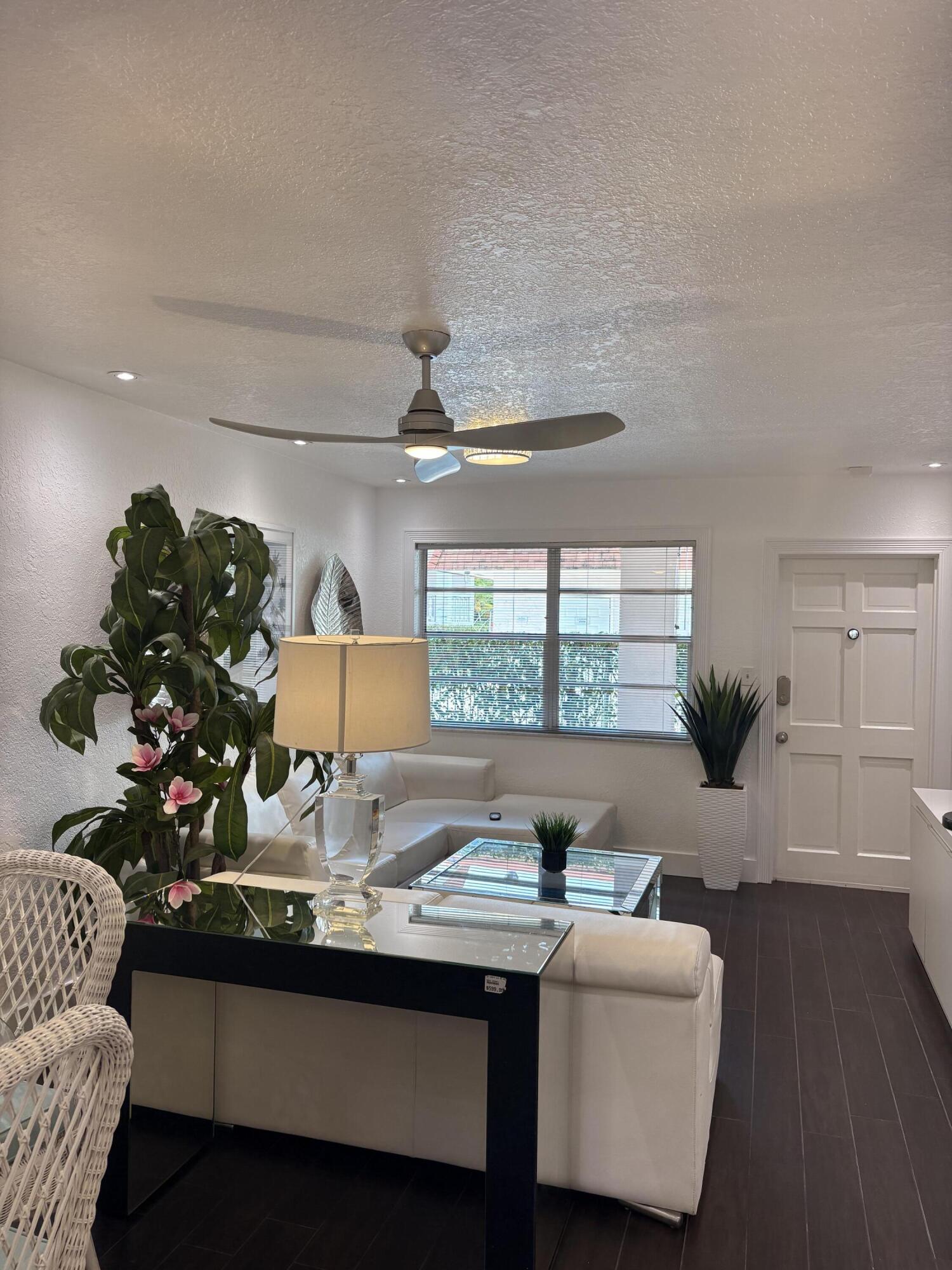 601 SE 5th #102, Fort Lauderdale FL 33301