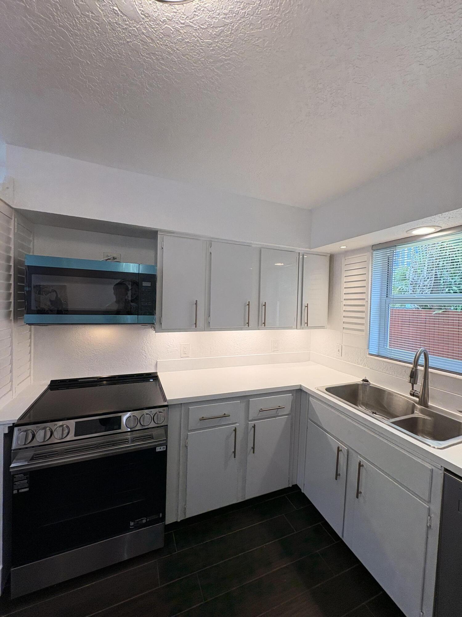 601 SE 5th #102, Fort Lauderdale FL 33301
