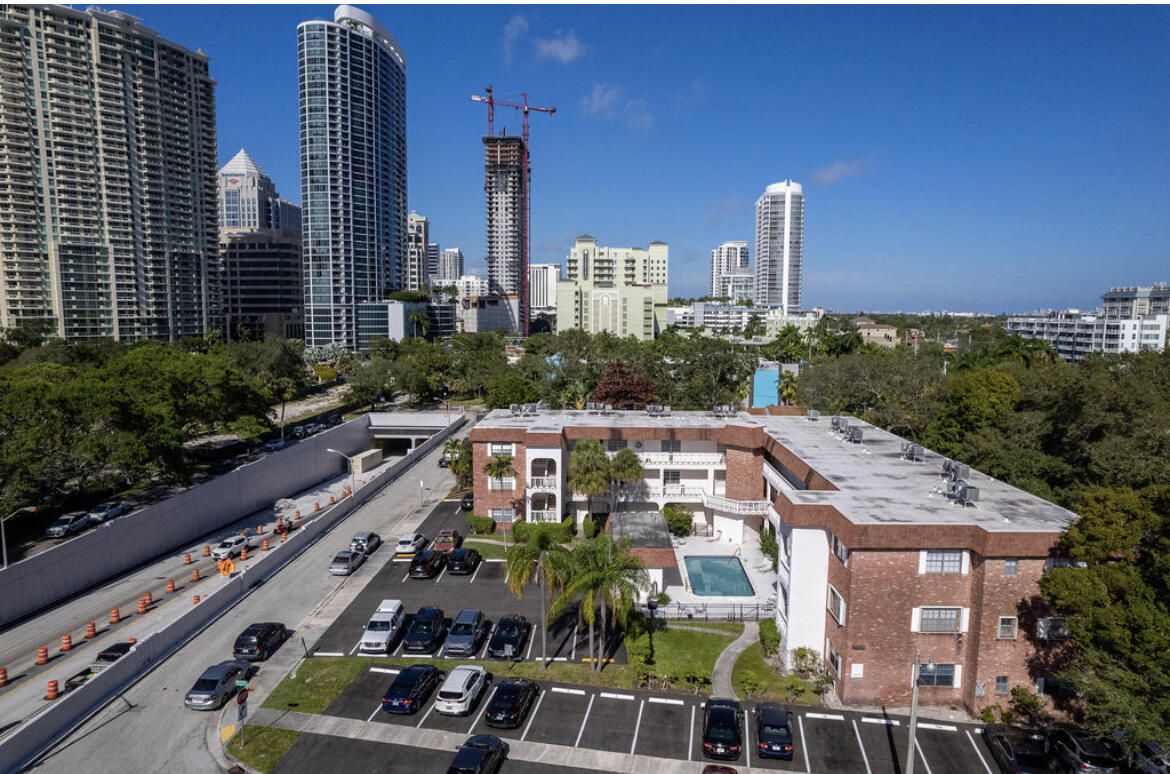 601 SE 5th #102, Fort Lauderdale FL 33301