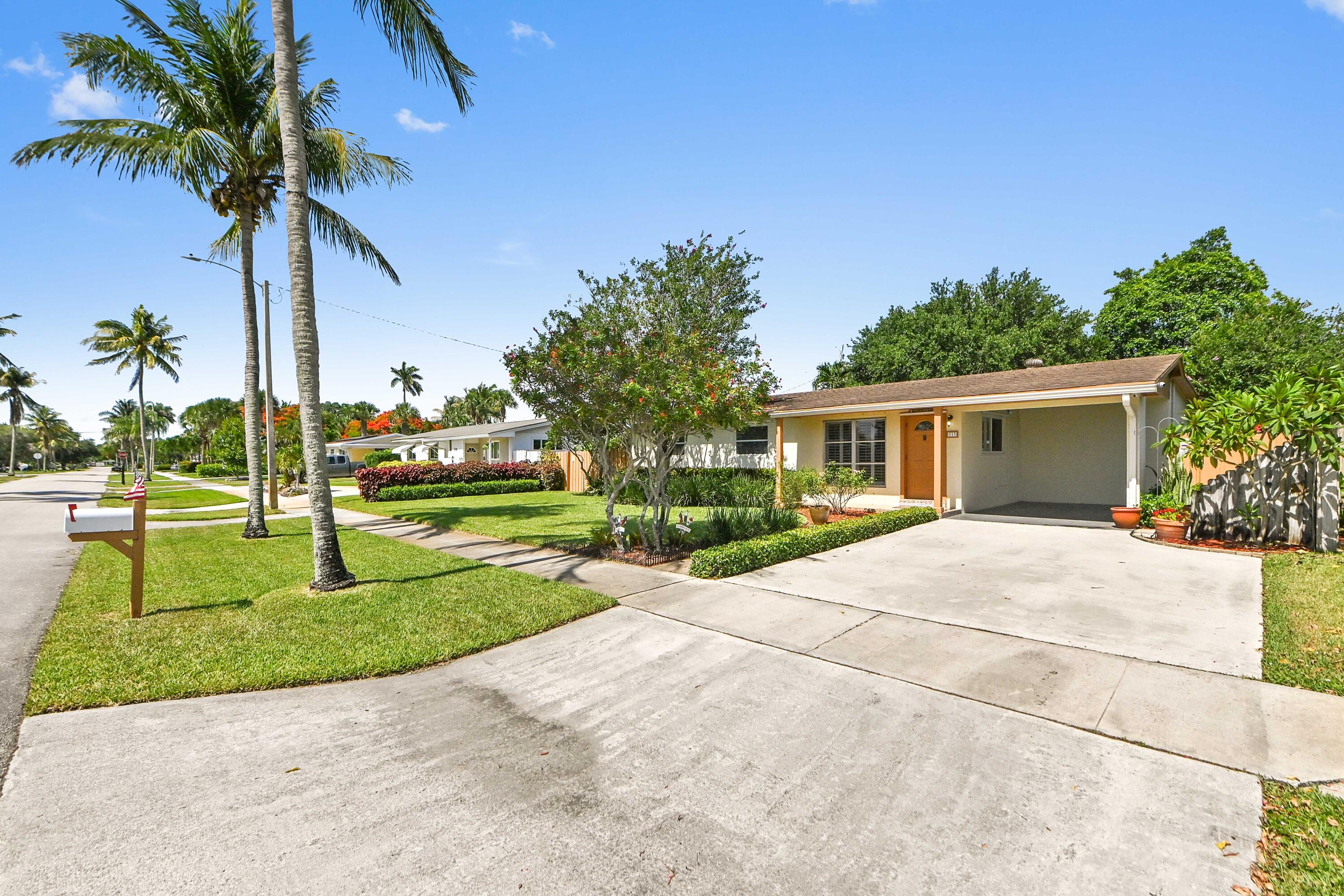313 Poe, Palm Springs FL 33461