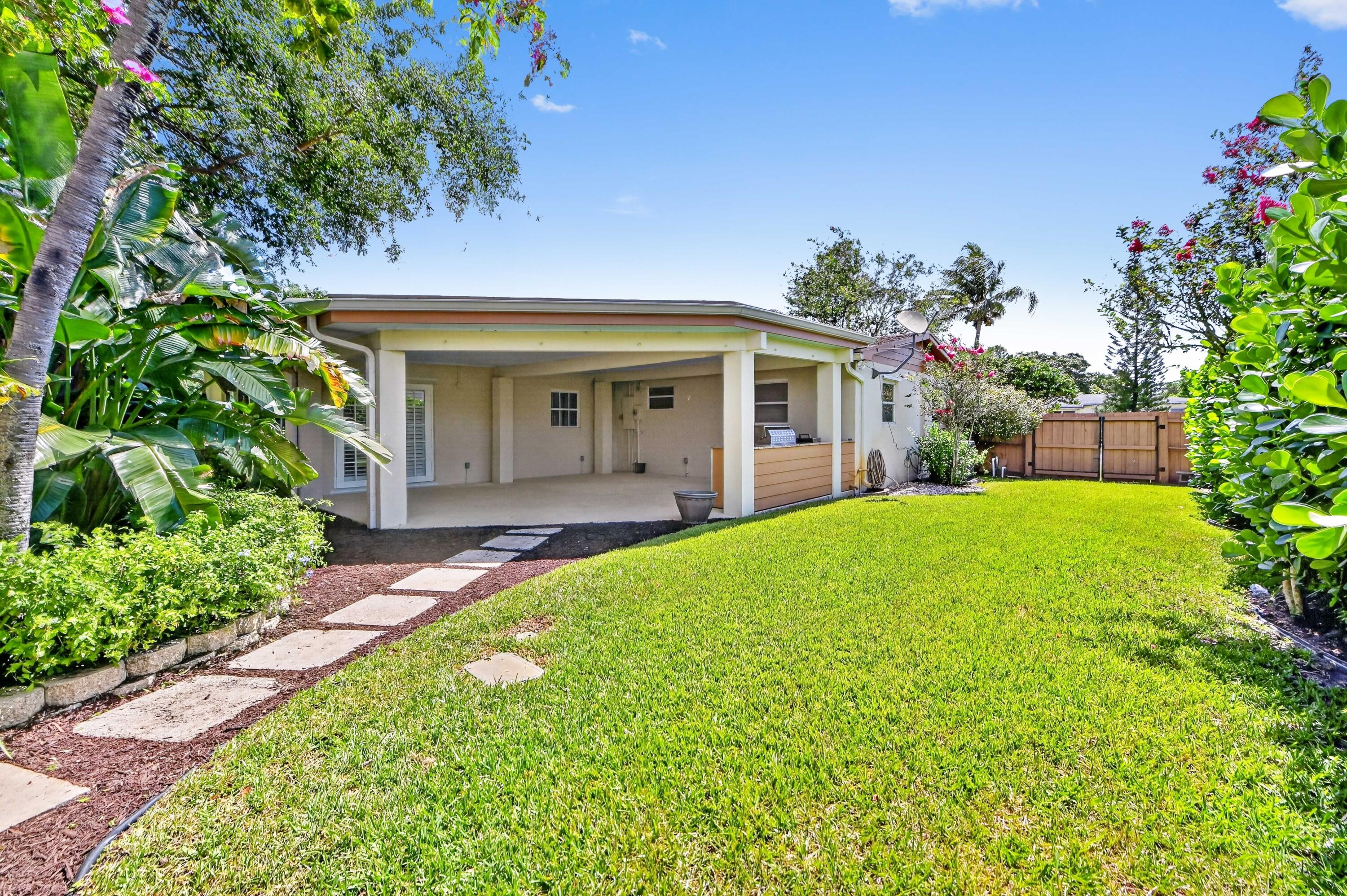 313 Poe, Palm Springs FL 33461