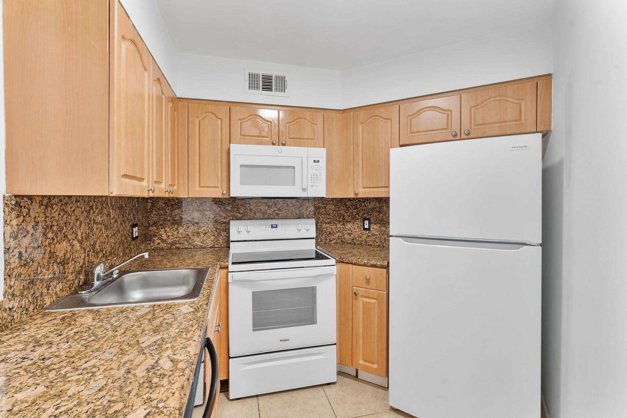 212 Lake Pointe #302, Oakland Park FL 33309