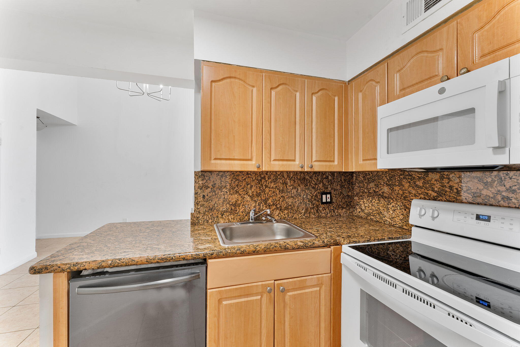 212 Lake Pointe #302, Oakland Park FL 33309