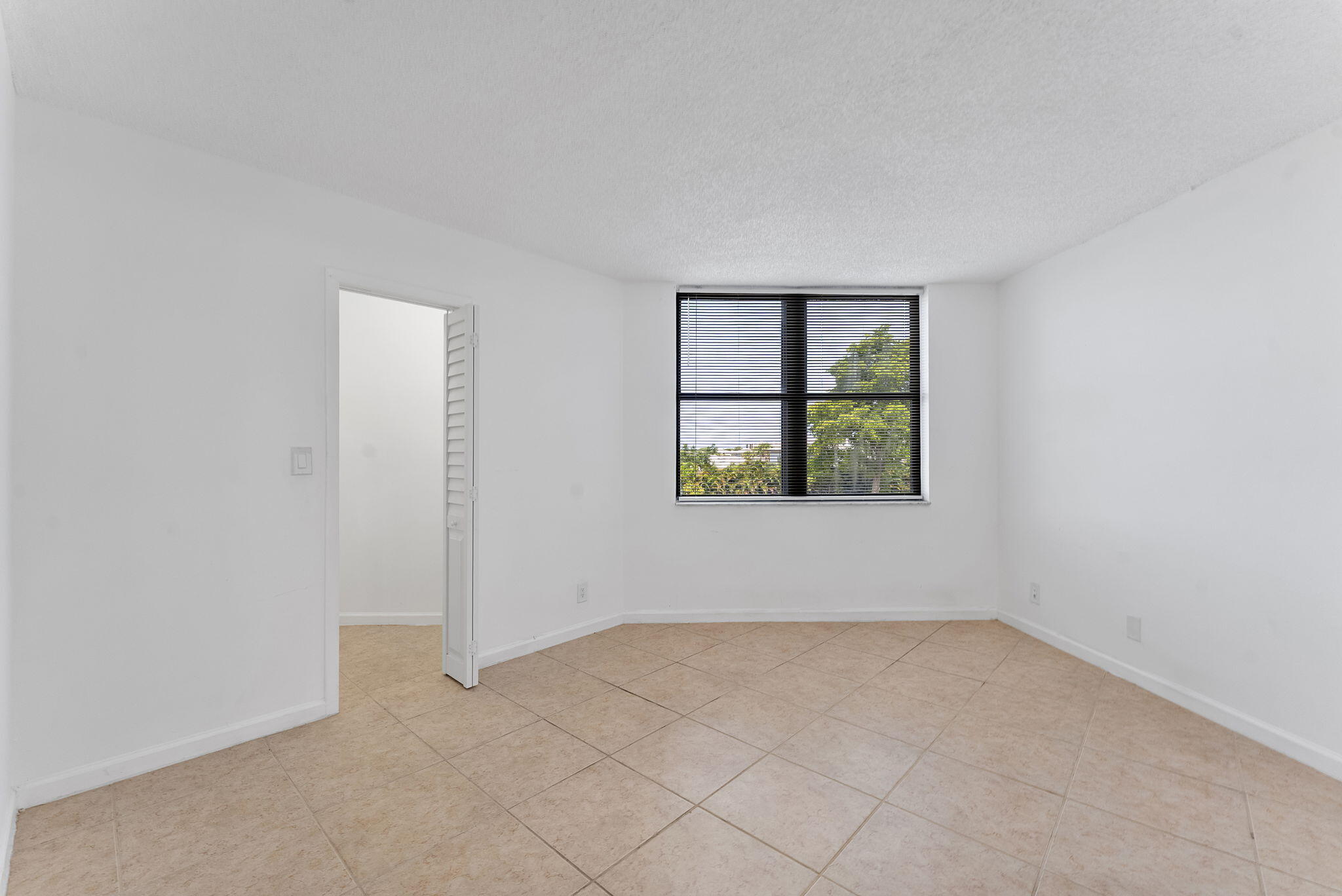 212 Lake Pointe #302, Oakland Park FL 33309