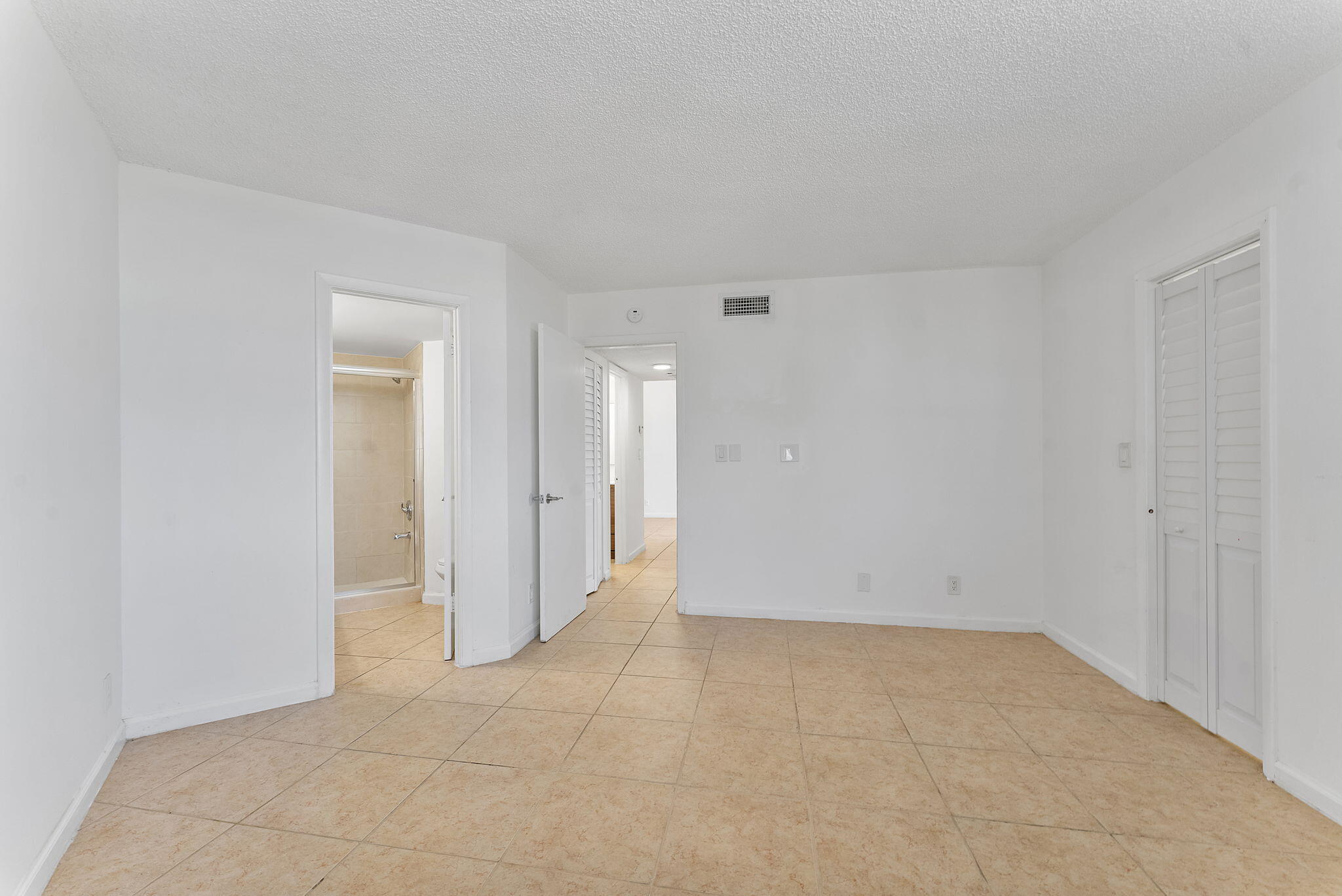 212 Lake Pointe #302, Oakland Park FL 33309