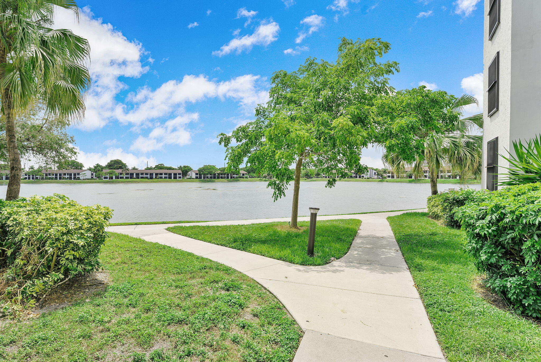 212 Lake Pointe #302, Oakland Park FL 33309