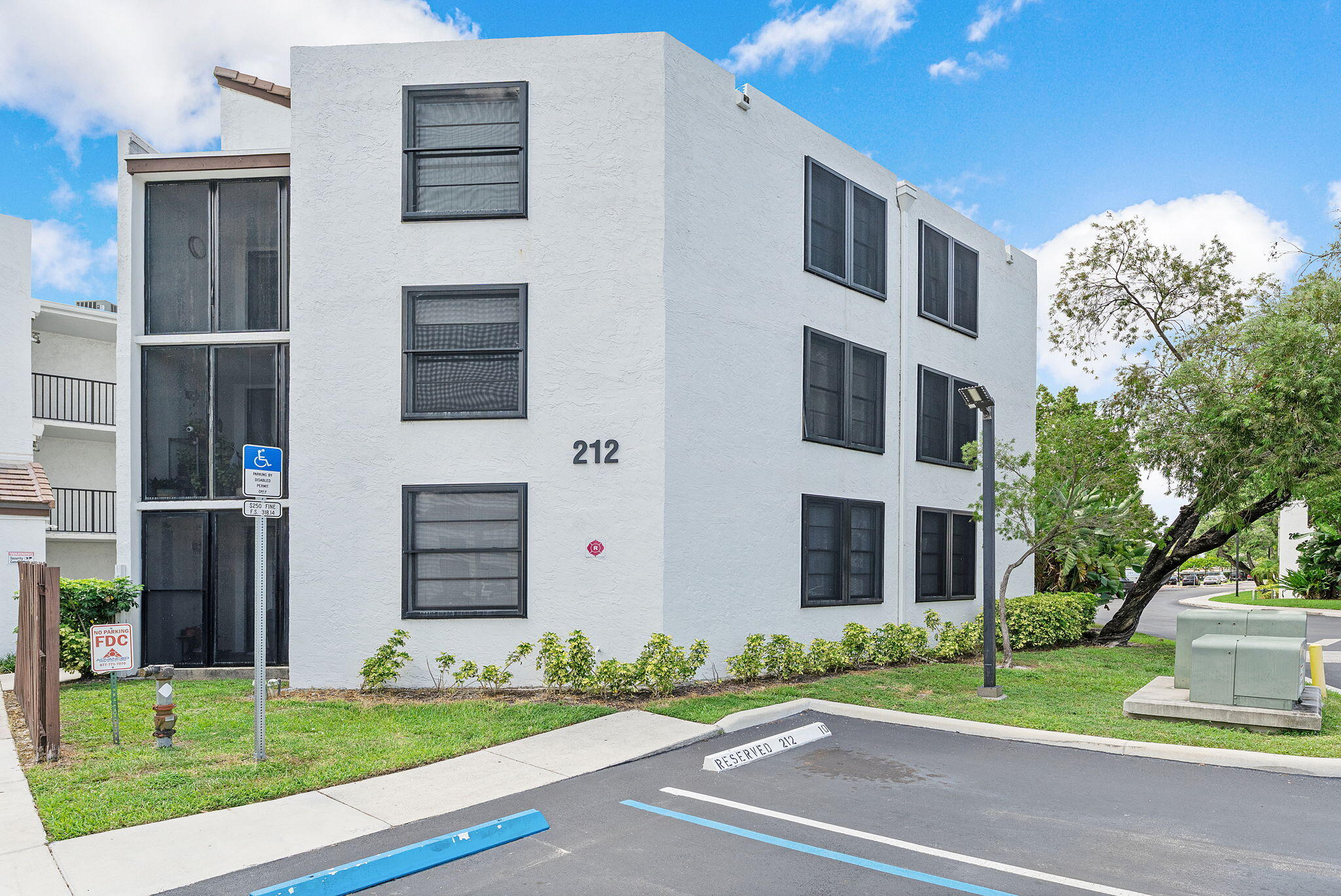 212 Lake Pointe #302, Oakland Park FL 33309