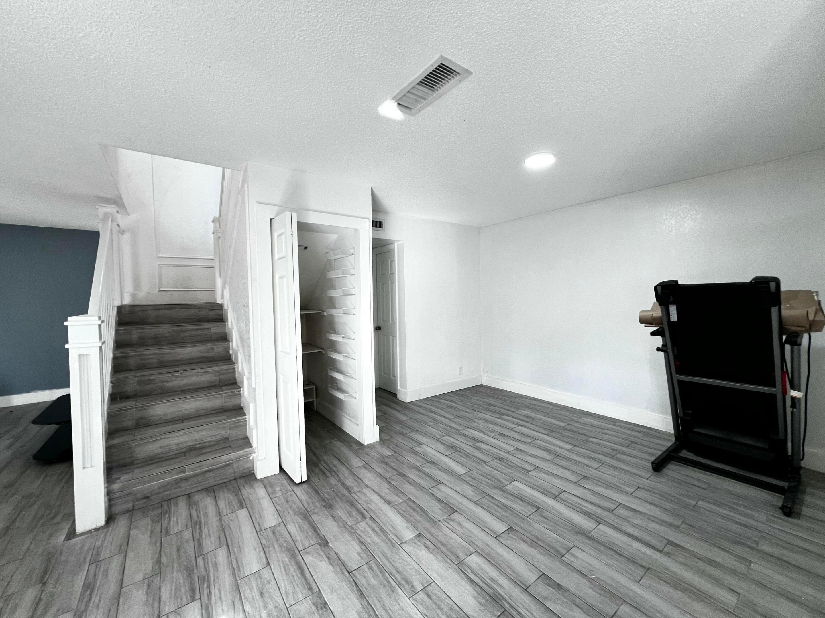 295 Woodland, Palm Springs FL 33461