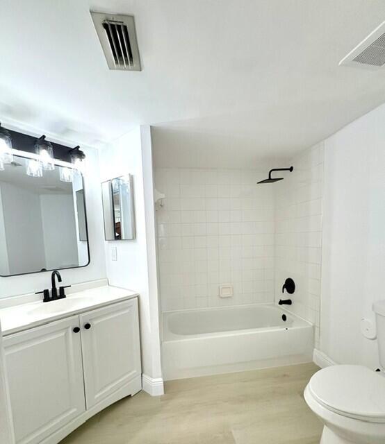 100 Crestwood #108, Royal Palm Beach FL 33411