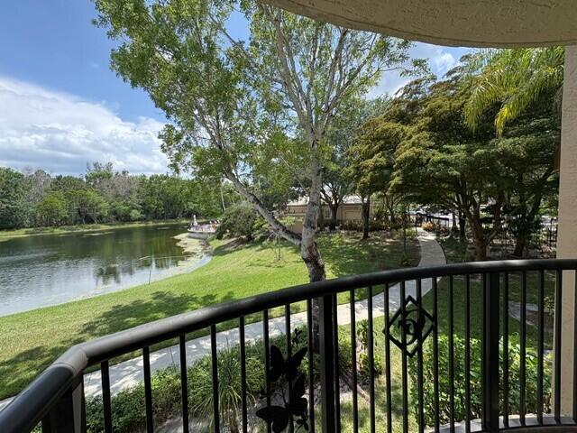 100 Crestwood #108, Royal Palm Beach FL 33411