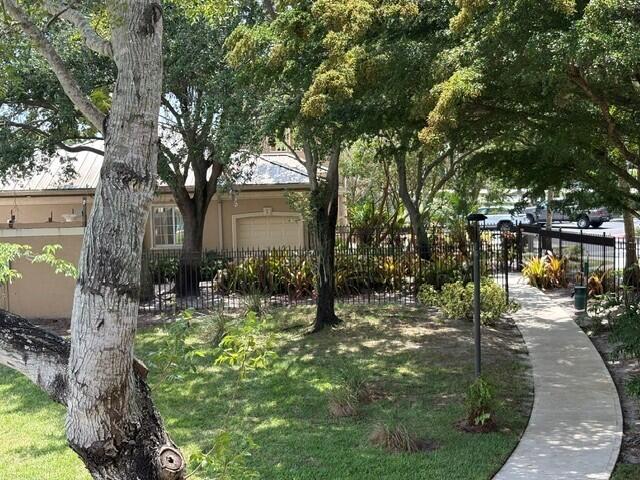 100 Crestwood #108, Royal Palm Beach FL 33411