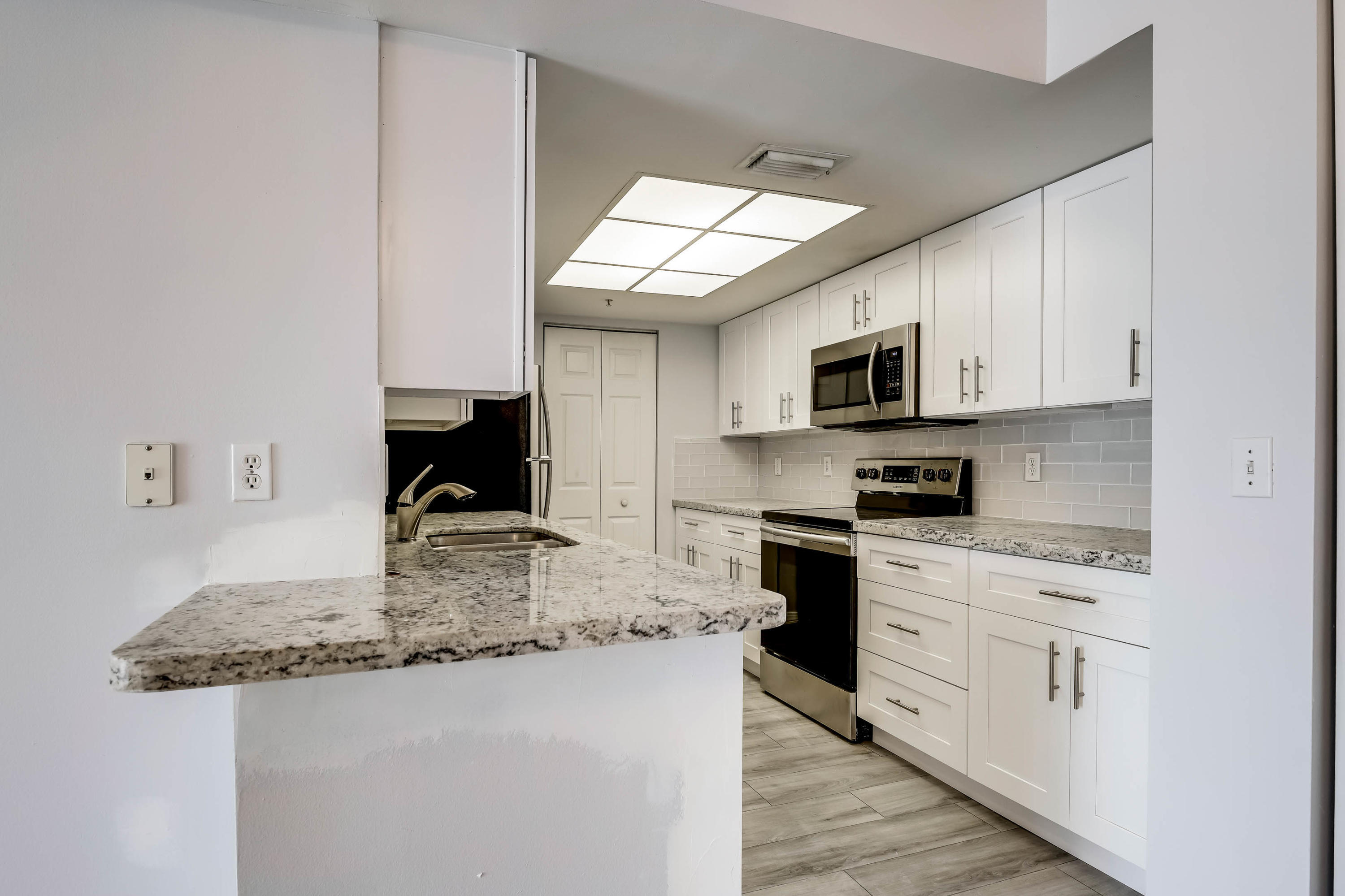 100 Crestwood #108, Royal Palm Beach FL 33411