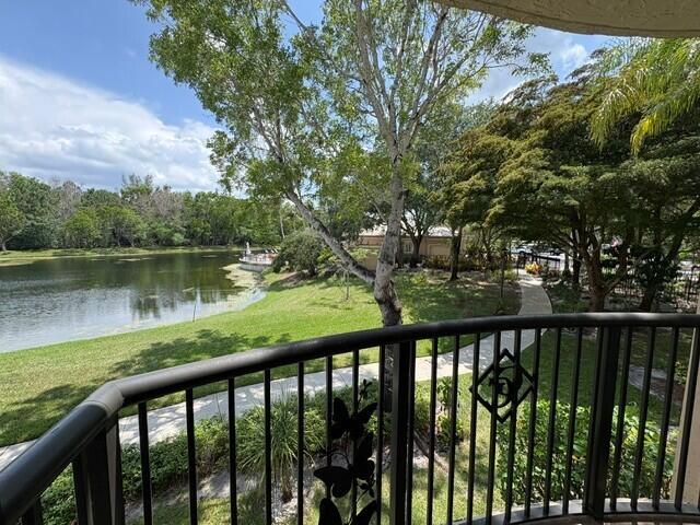 100 Crestwood #108, Royal Palm Beach FL 33411