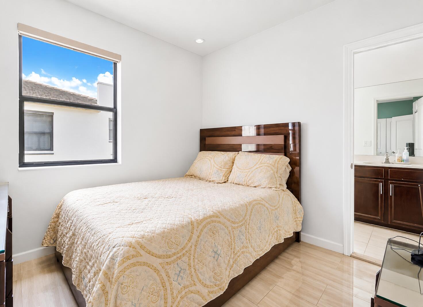 20682 NE 2nd, Miami FL 33179