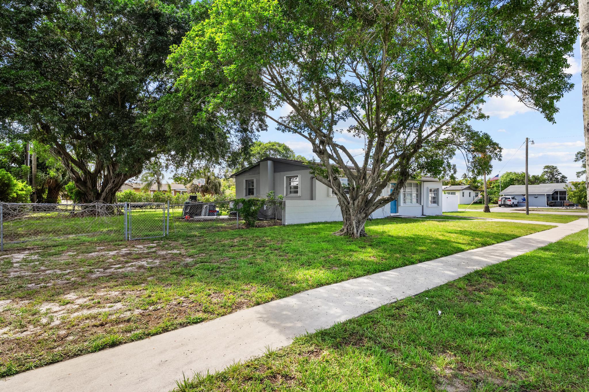 153 Abaco, Palm Springs FL 33461