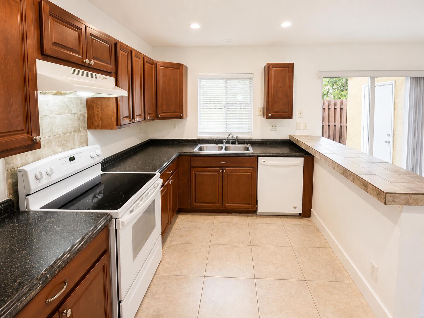5728 5728 Blueberry Ct, Unit #38, Lauderhill FL 33313