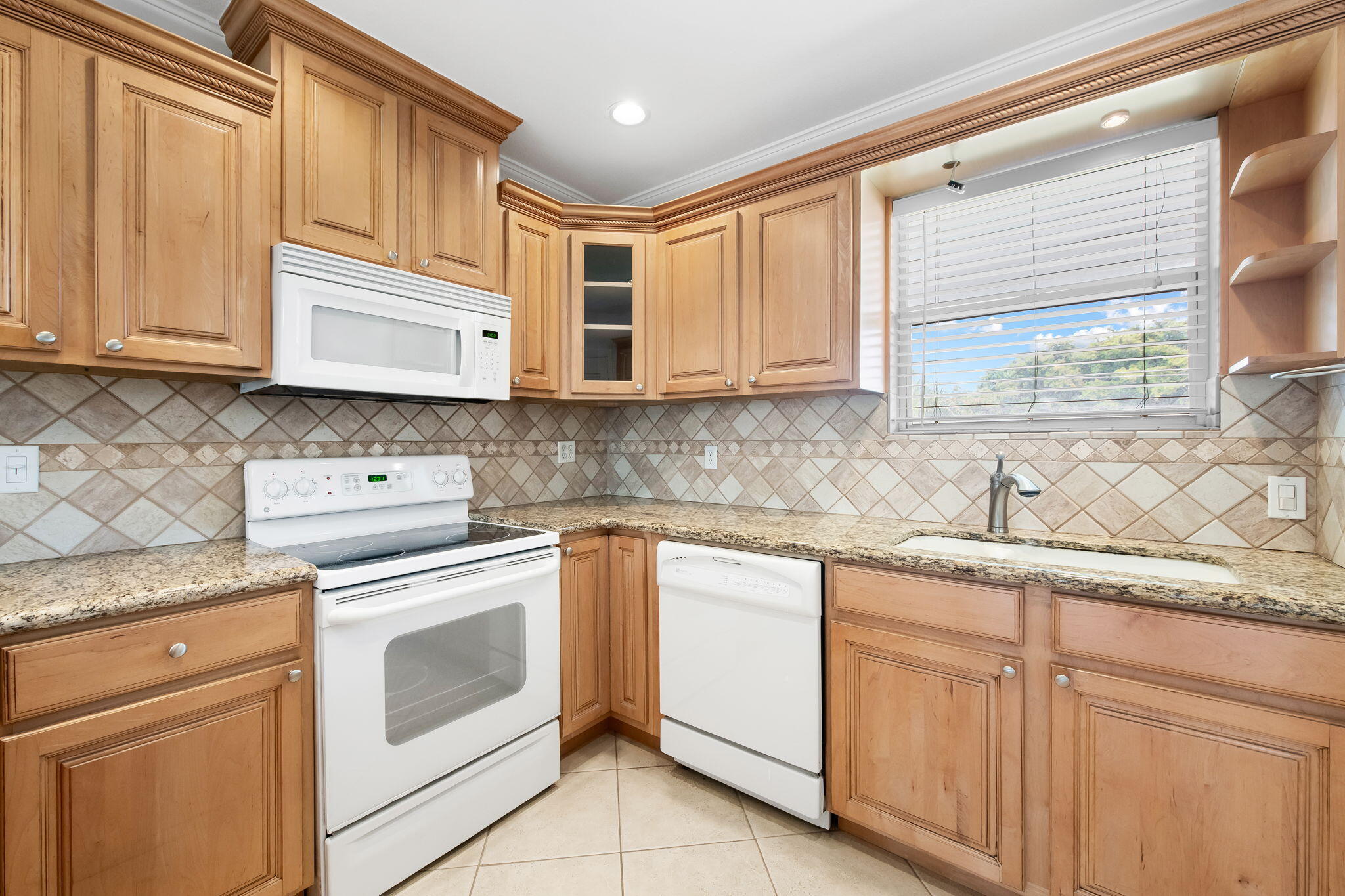 2748 NE 28th #20, Lighthouse Point FL 33064