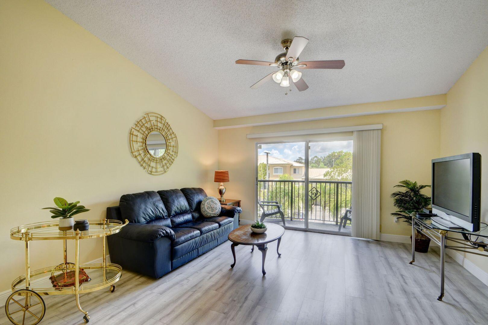 300 Crestwood #307, Royal Palm Beach FL 33411
