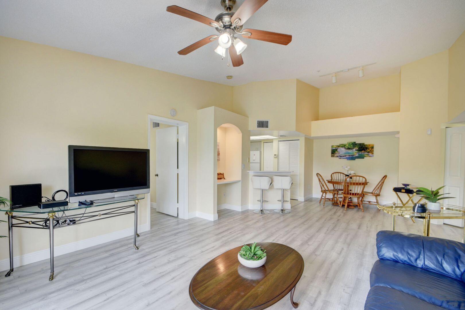 300 Crestwood #307, Royal Palm Beach FL 33411