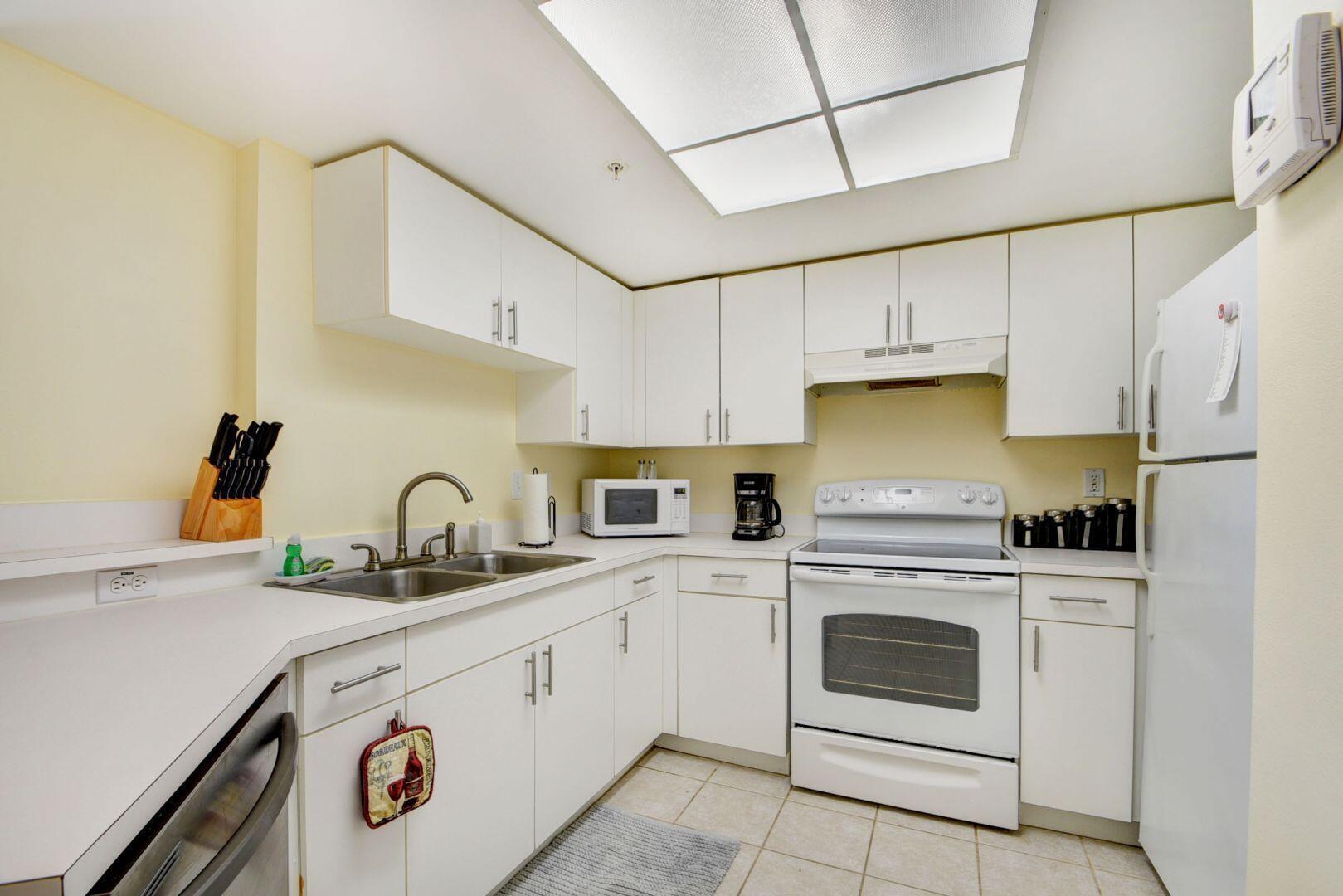 300 Crestwood #307, Royal Palm Beach FL 33411
