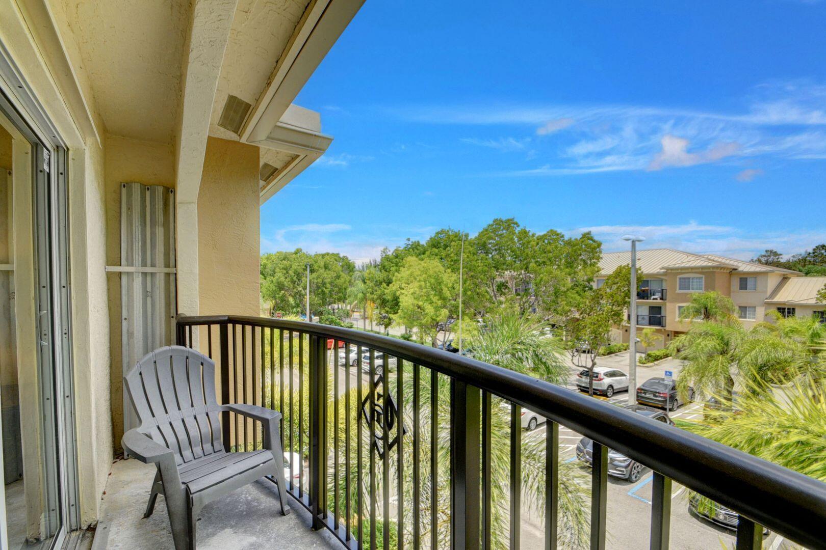 300 Crestwood #307, Royal Palm Beach FL 33411