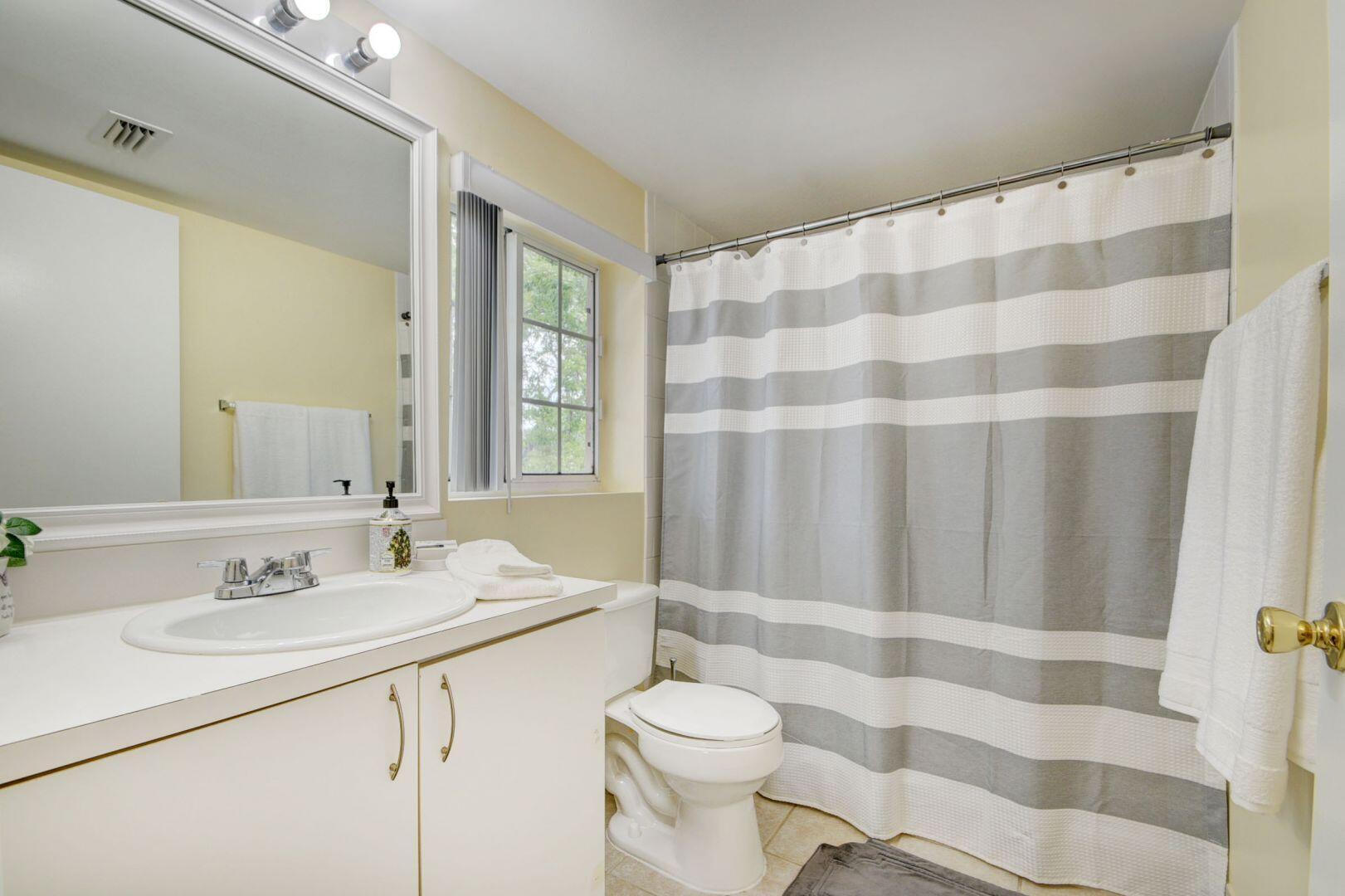 300 Crestwood #307, Royal Palm Beach FL 33411