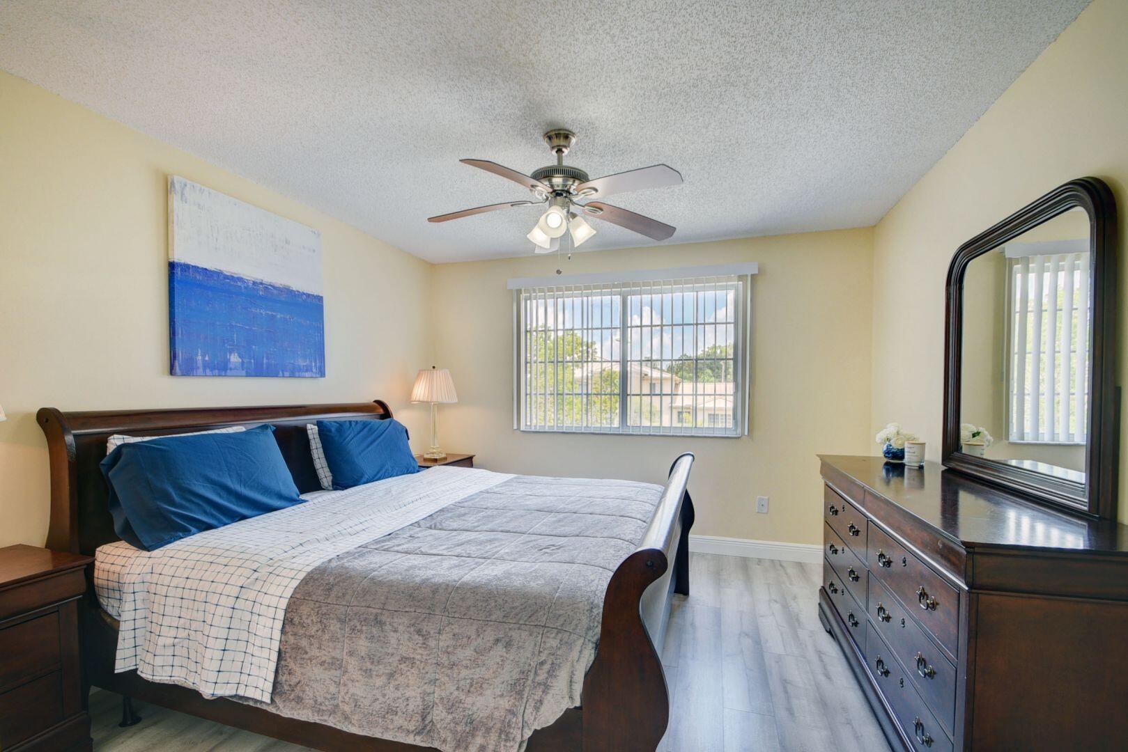 300 Crestwood #307, Royal Palm Beach FL 33411