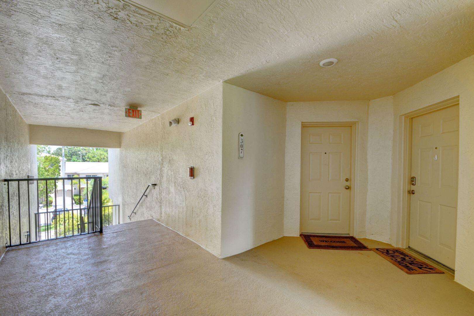 300 Crestwood #307, Royal Palm Beach FL 33411