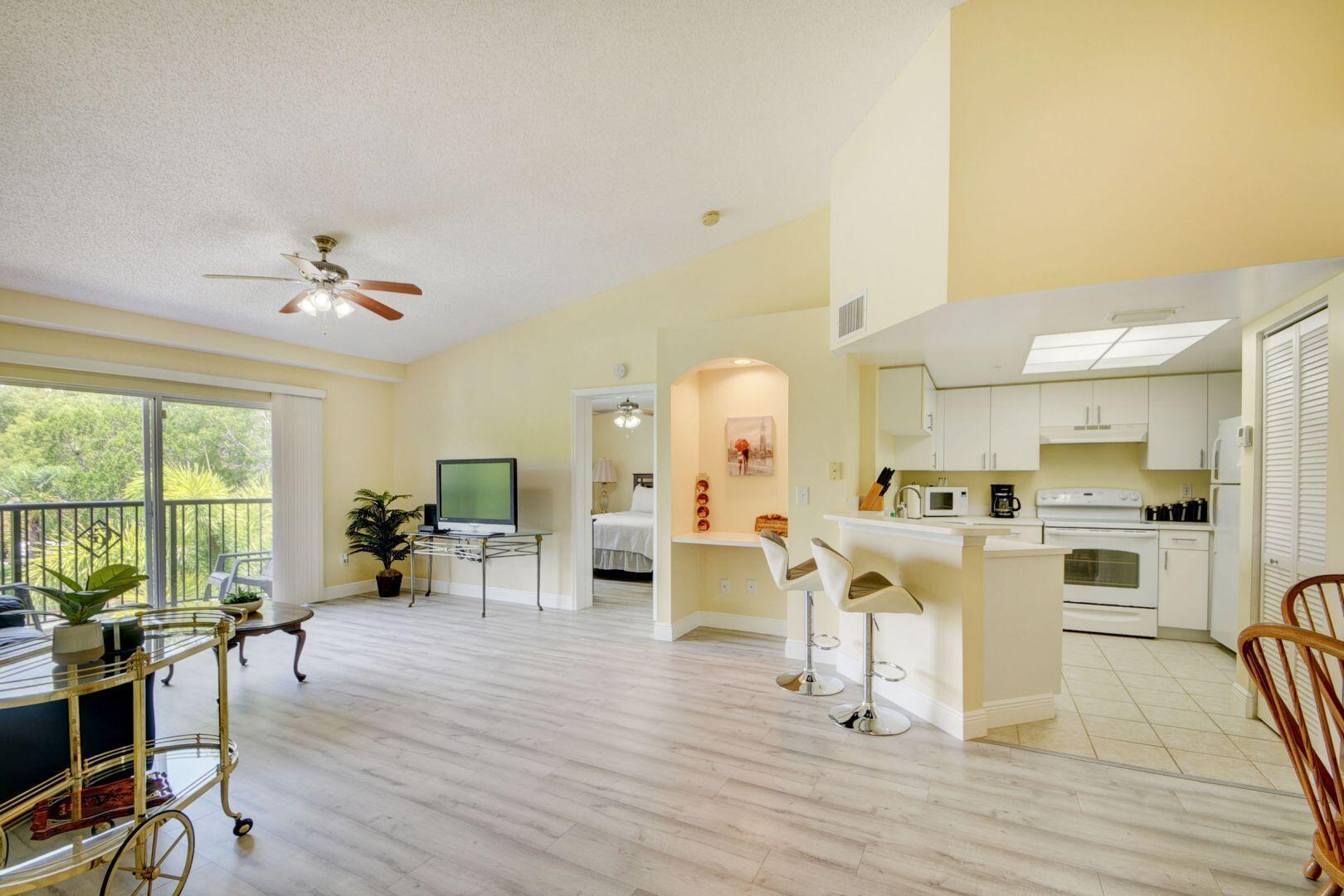 300 Crestwood #307, Royal Palm Beach FL 33411