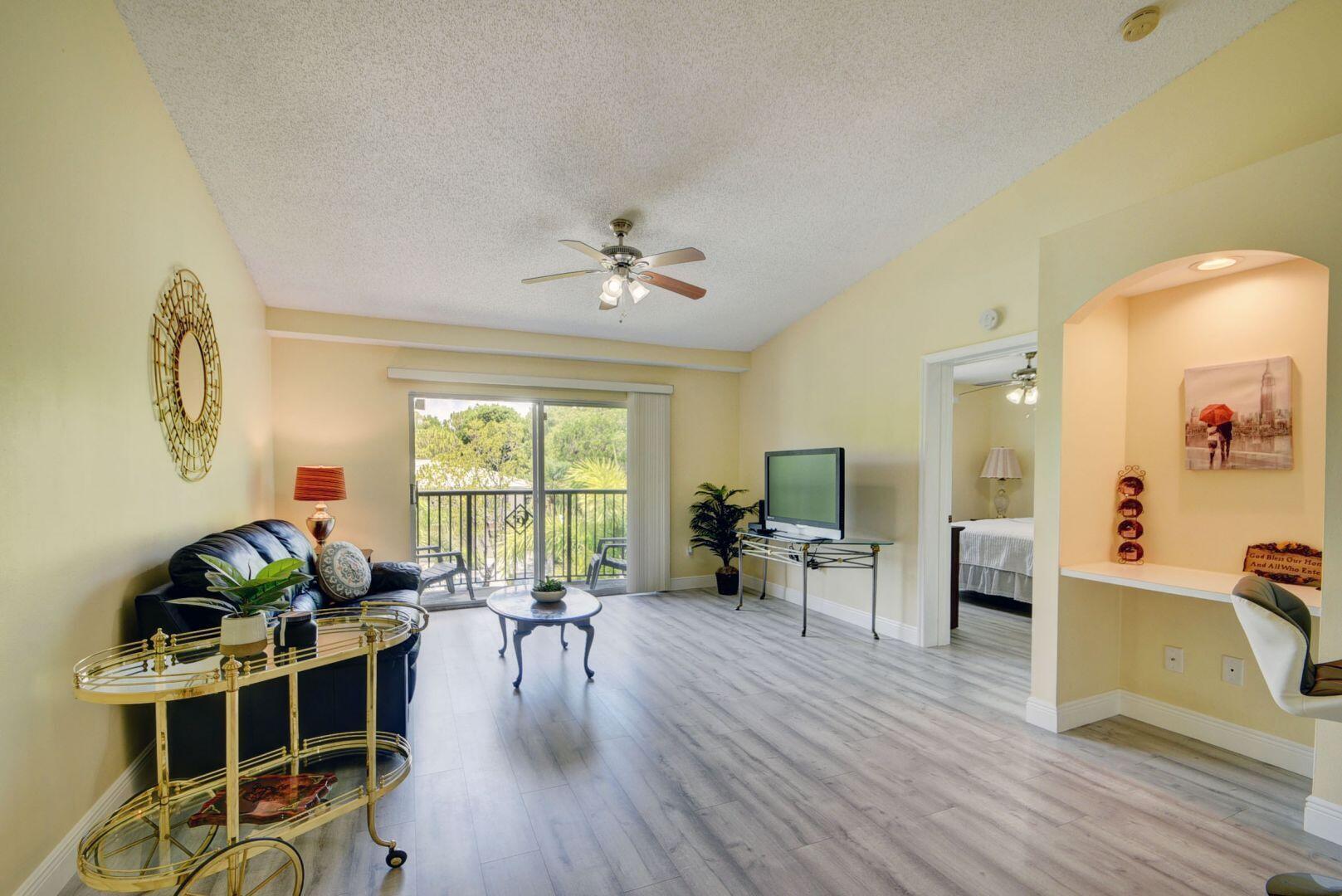 300 Crestwood #307, Royal Palm Beach FL 33411