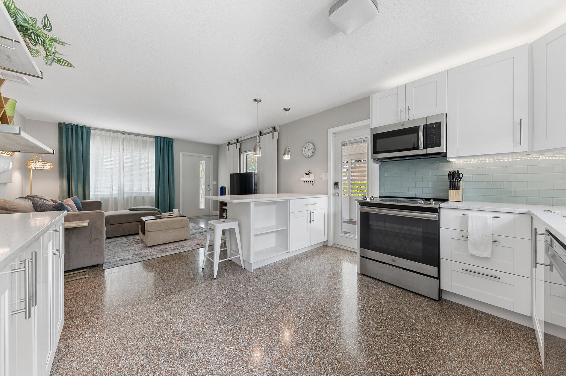 127 SW 10th, Boynton Beach FL 33435