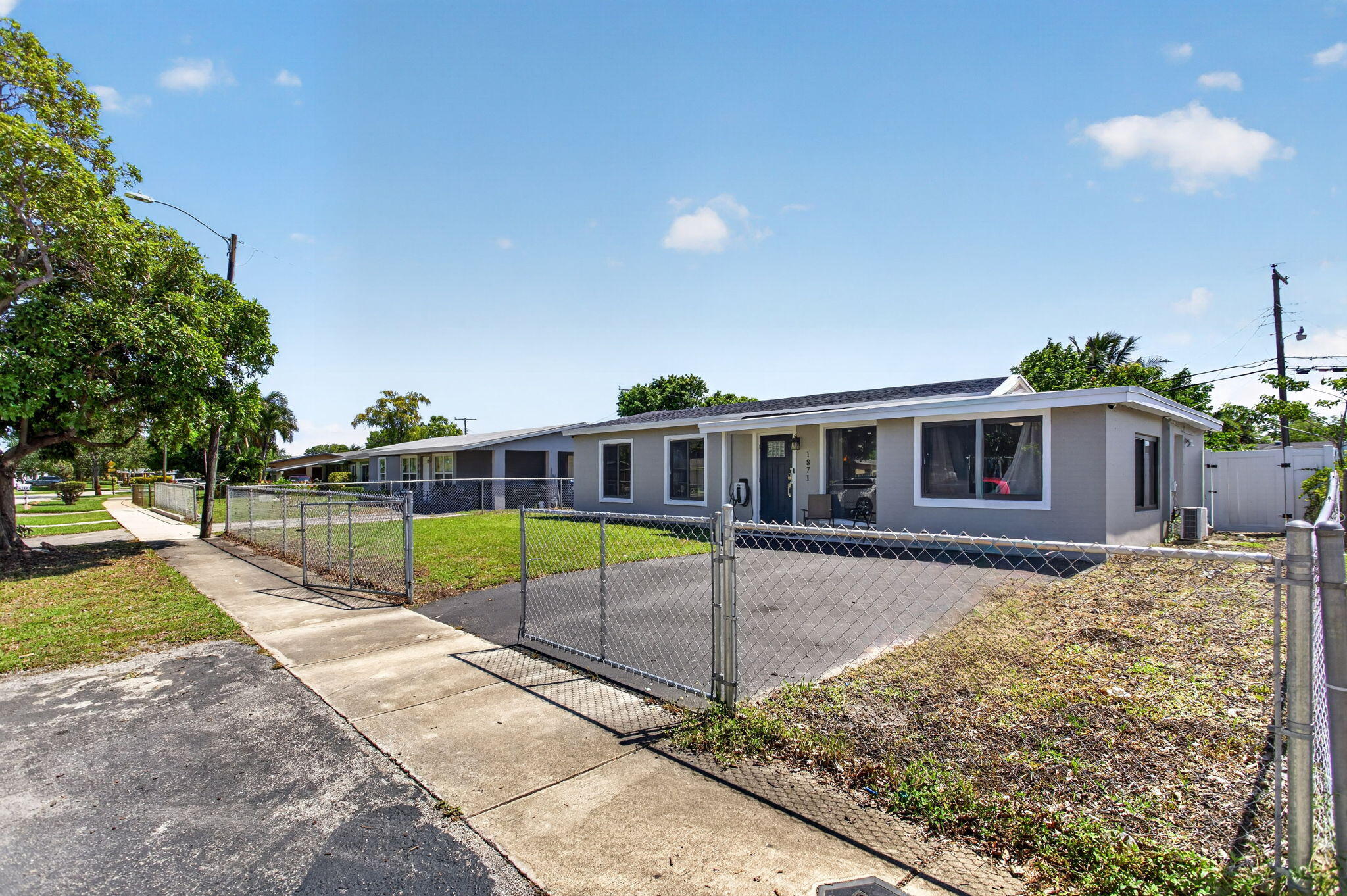 1871 NW 33rd, Lauderhill FL 33311
