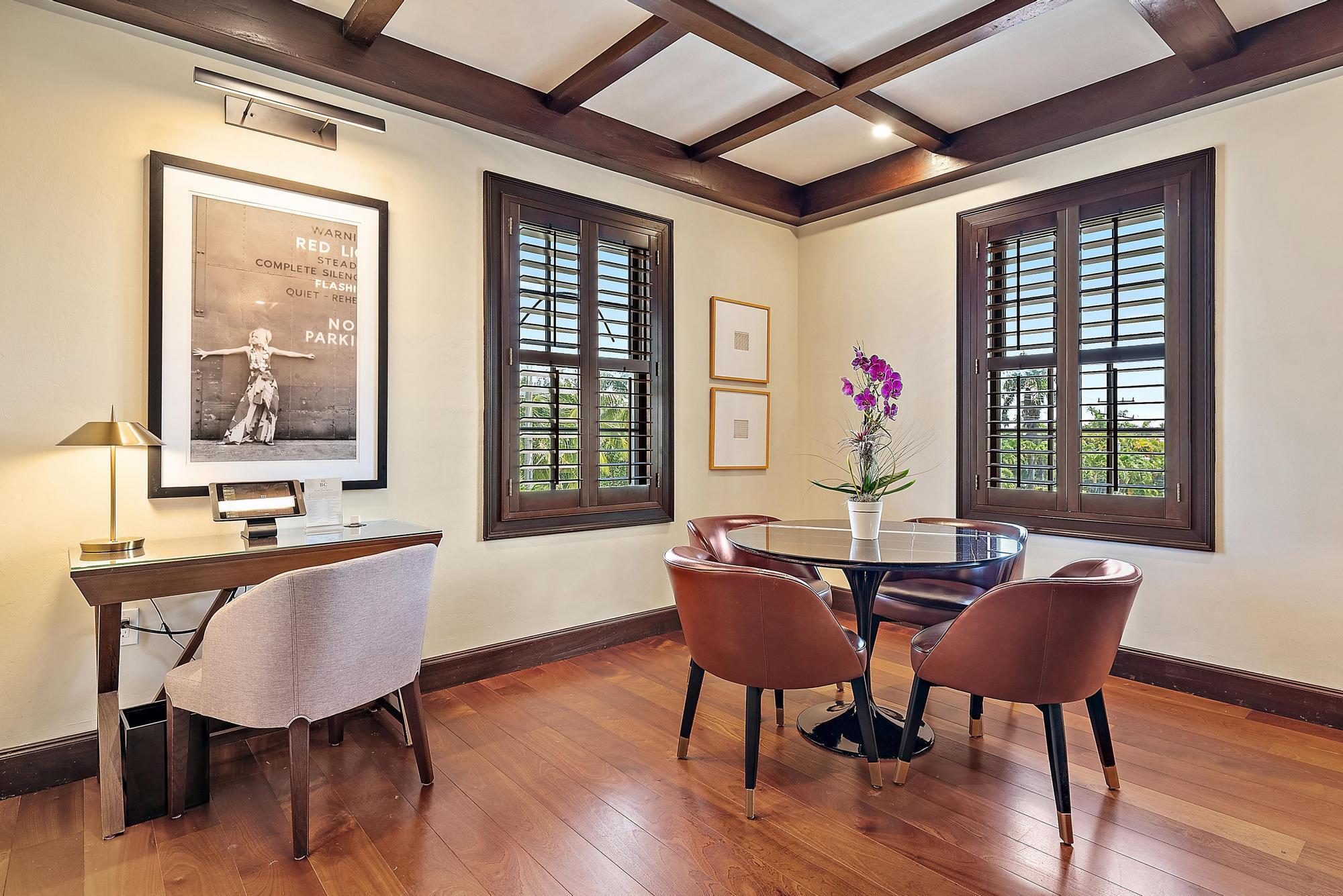 301 Australian #301, Palm Beach FL 33480