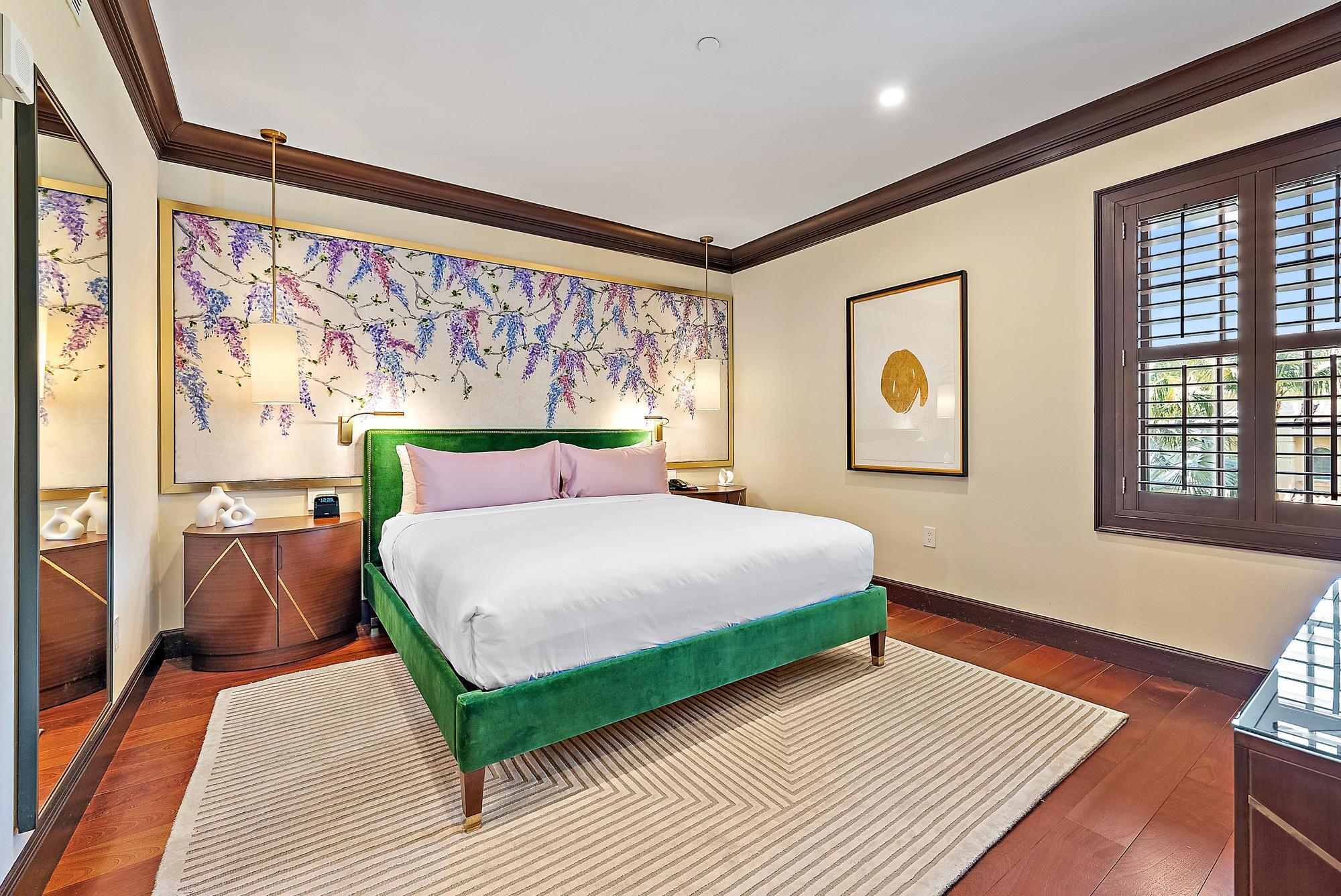 301 Australian #301, Palm Beach FL 33480