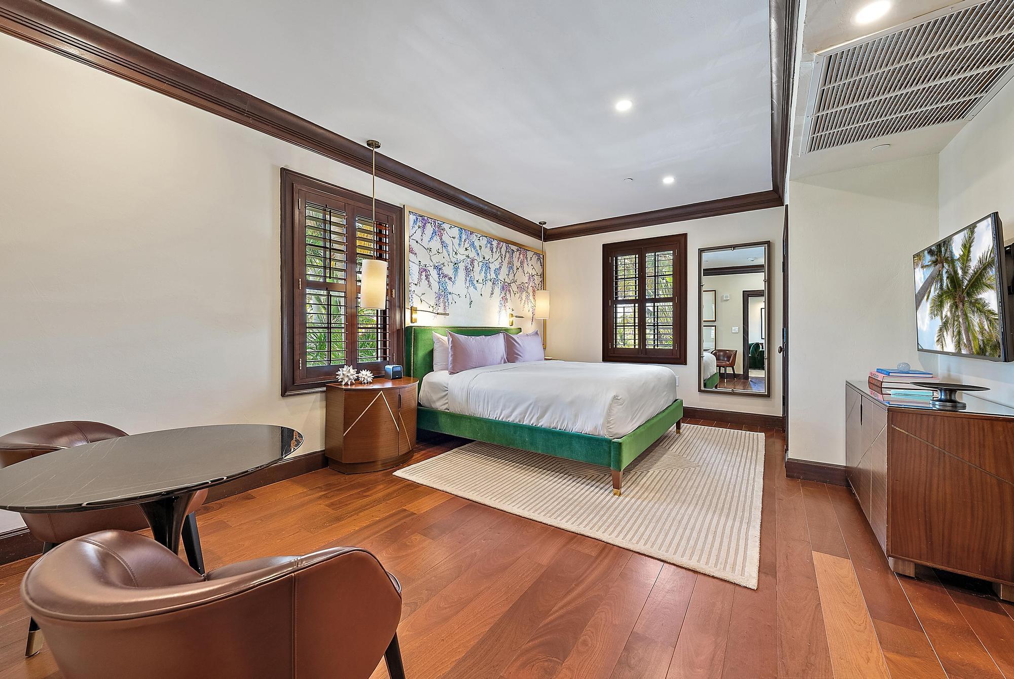 301 Australian #301, Palm Beach FL 33480