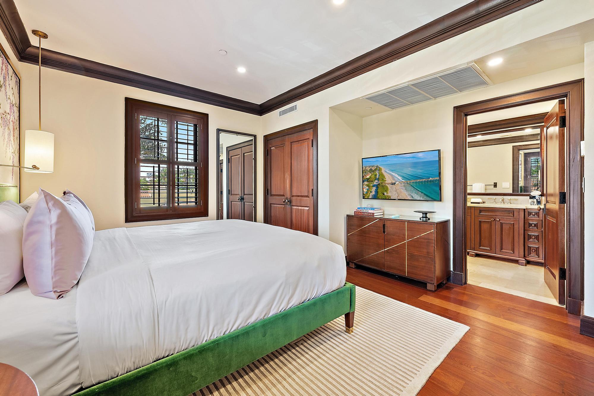 301 Australian #301, Palm Beach FL 33480