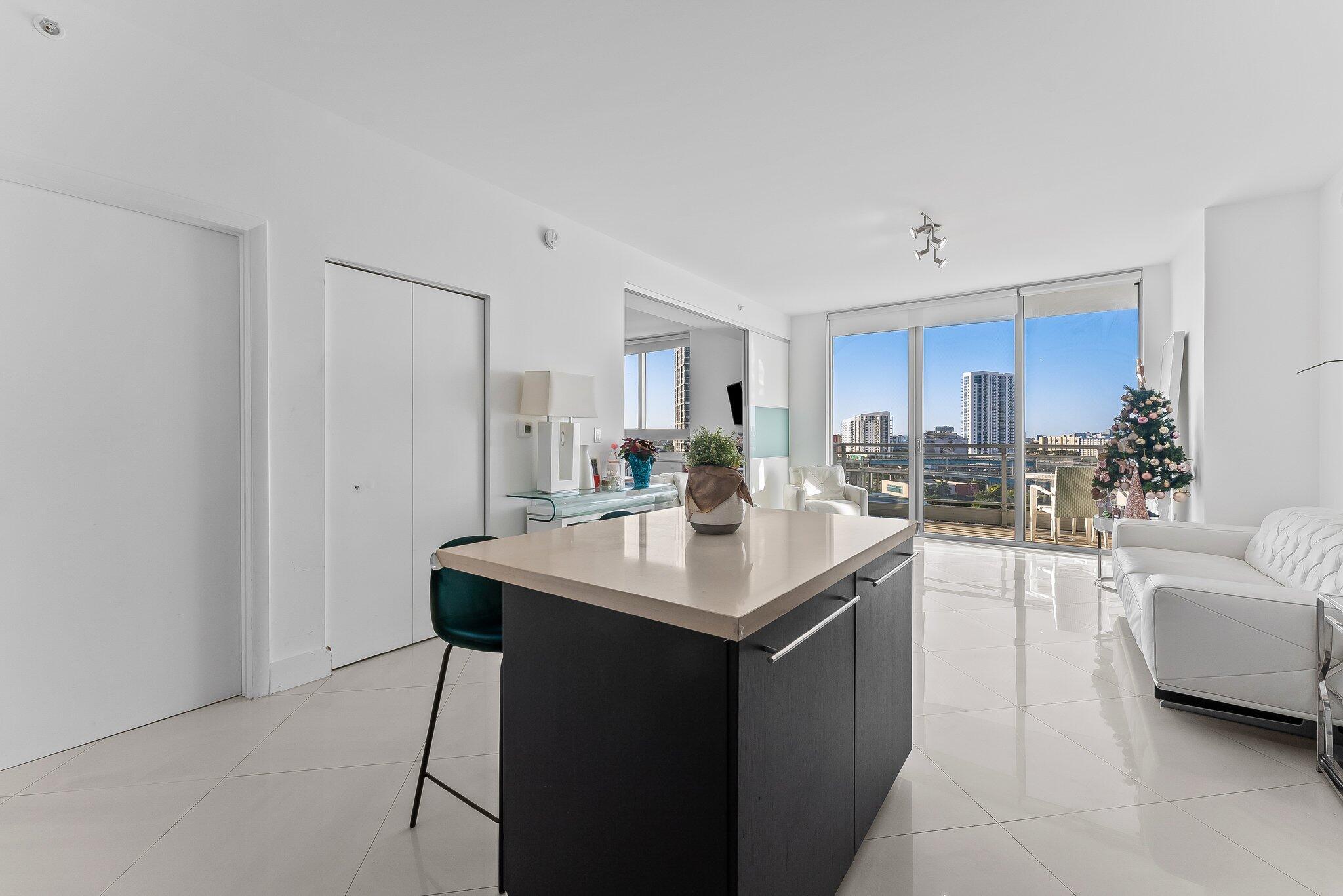 90 SW 3rd #1410, Miami FL 33130