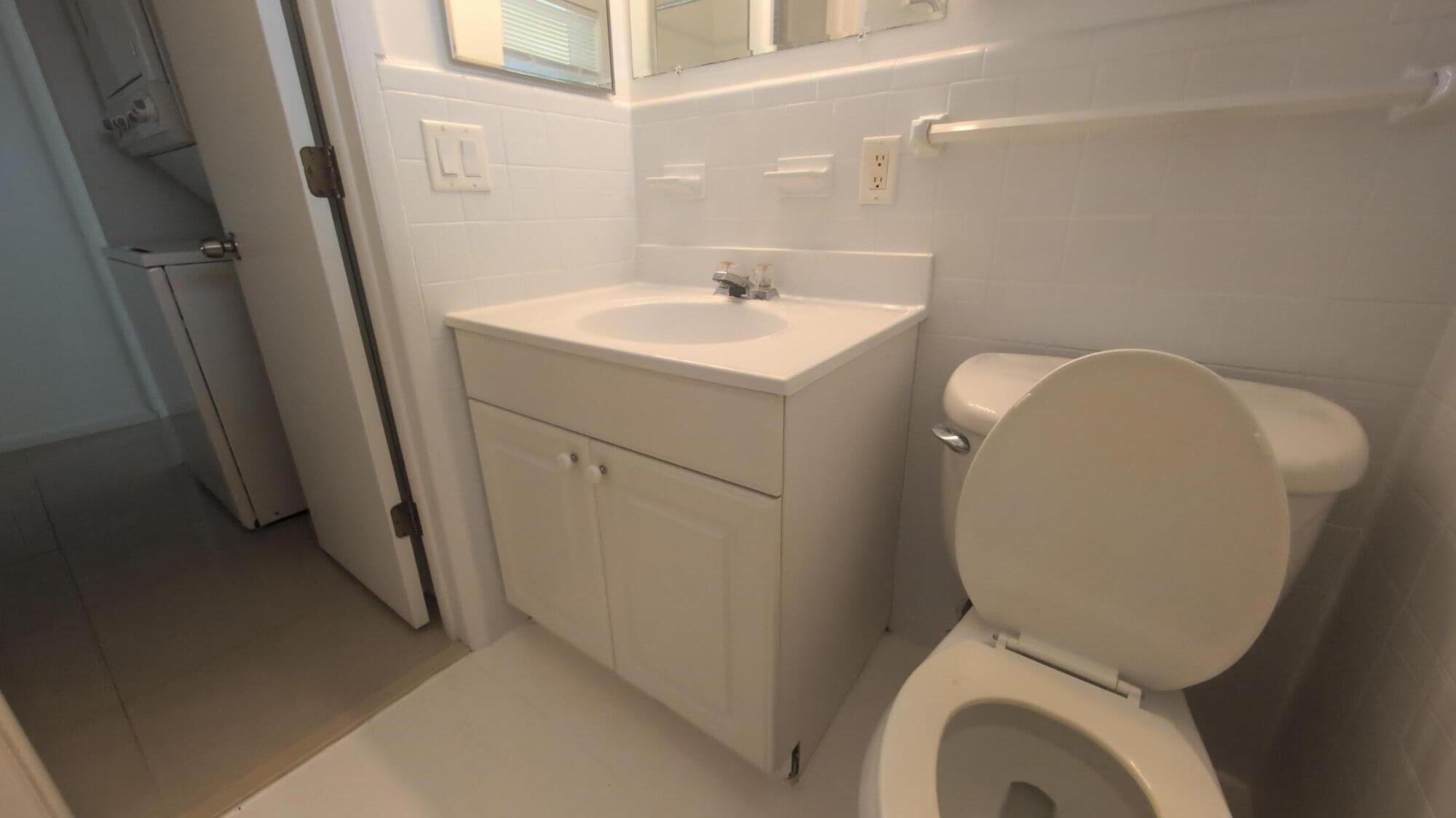 2755 NE 28th #F1, Lighthouse Point FL 33064